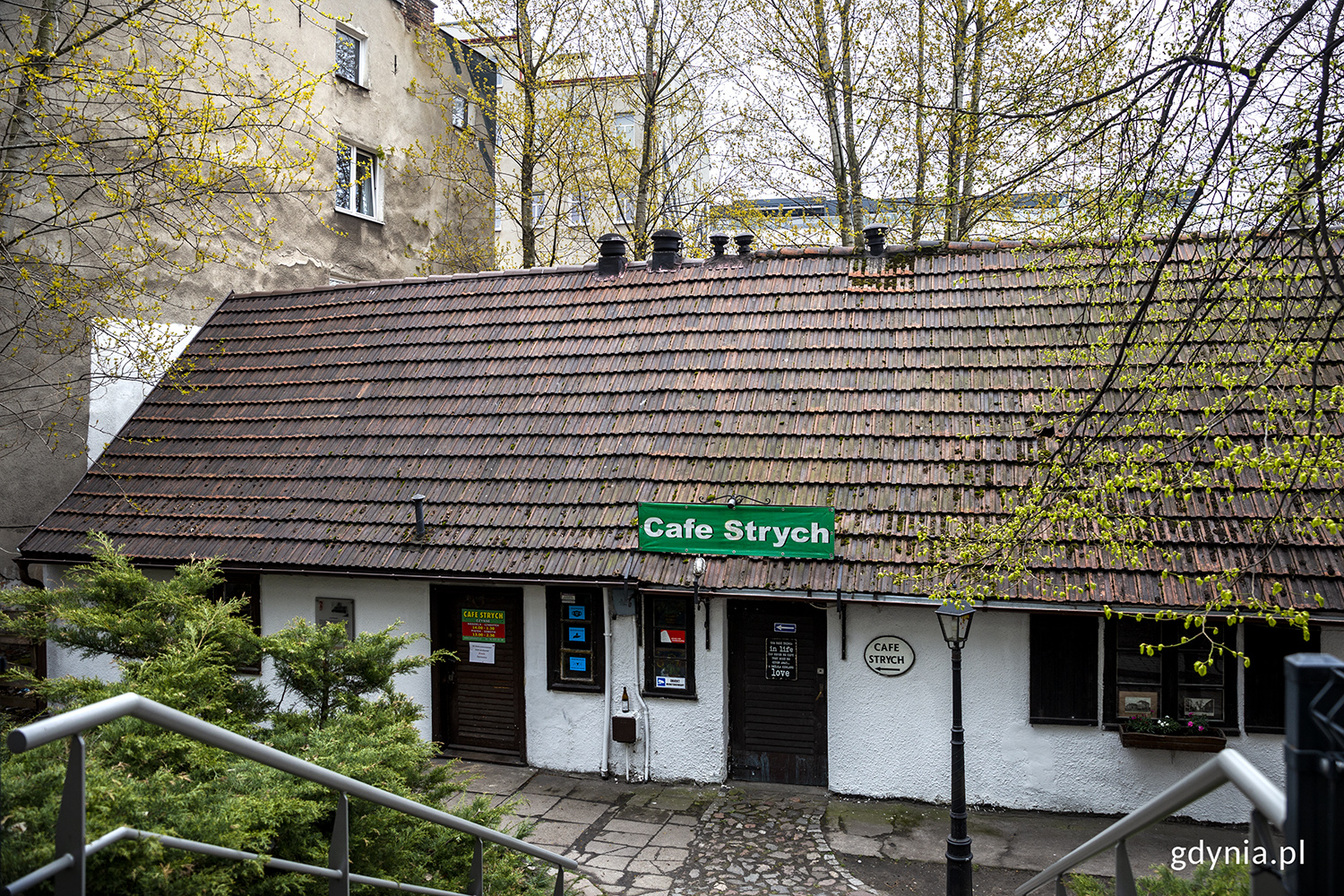 Checz rybacka z około 1890 roku, w kt&oacute;rej mieści się Cafe Strych. W podobnej chacie mieszkał Tadeusz Wenda. Fot. Przemysław Kozłowski