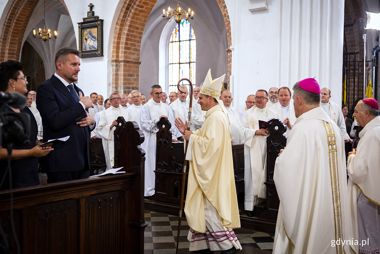 Biskup Piotr błogosławi zebranych w archikatedrze gości. Fot. Przemysław Kozłowski 