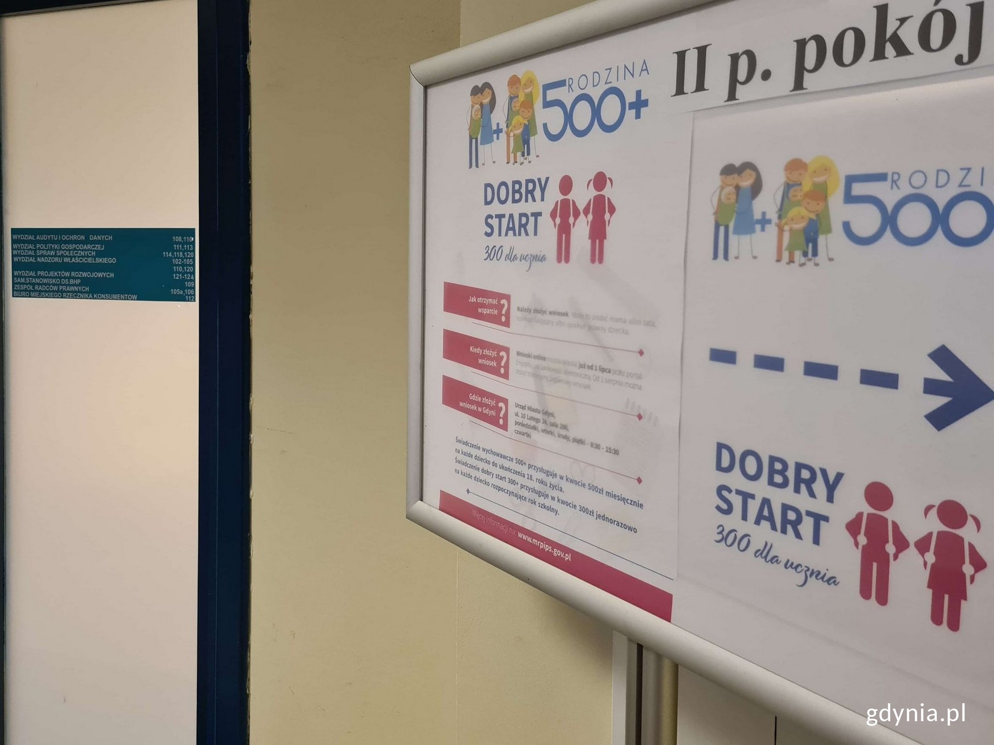 Tablica informacyjna w budynku Urzędu Miasta Gdyni przy ul. 10 Lutego 24 z ulotką informującą o świadczeniu 500 plus // fot. Sławomir Okoń