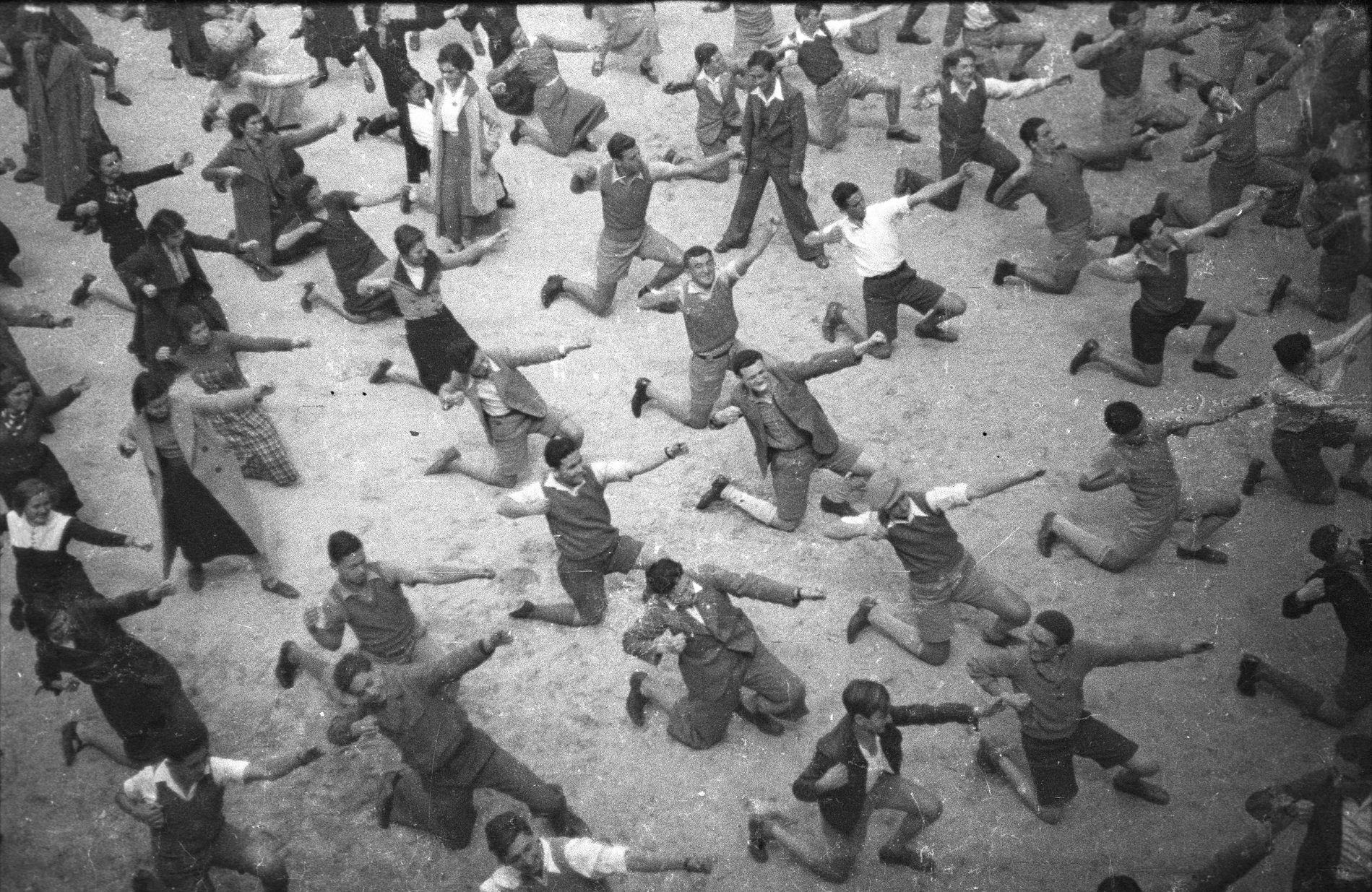 Z perspektywy paradoks&oacute;w - Styl (między)narodowy w Tel Awiwie i Gdyni. Fotografia ilustracyjna przedstawia grupę Żyd&oacute;w podczas gimnastyki. Fot Z'ev Aleksandrowicz