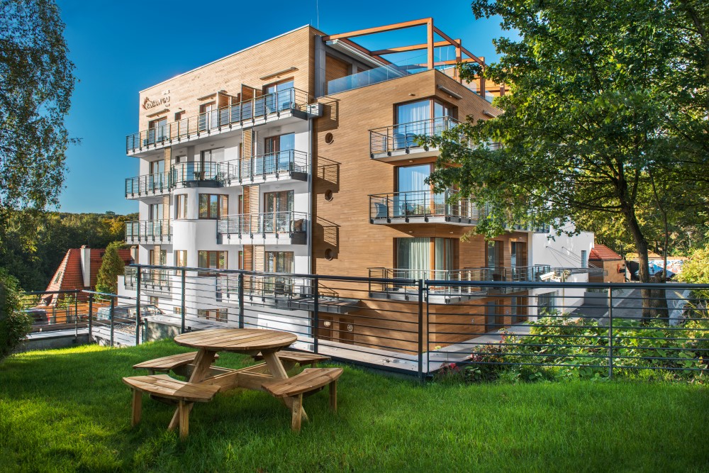 Hotel jest zlokalizowany w bardzo atracyjnym miejscu, nad samym morzem, fot. R&oacute;żany Gaj 