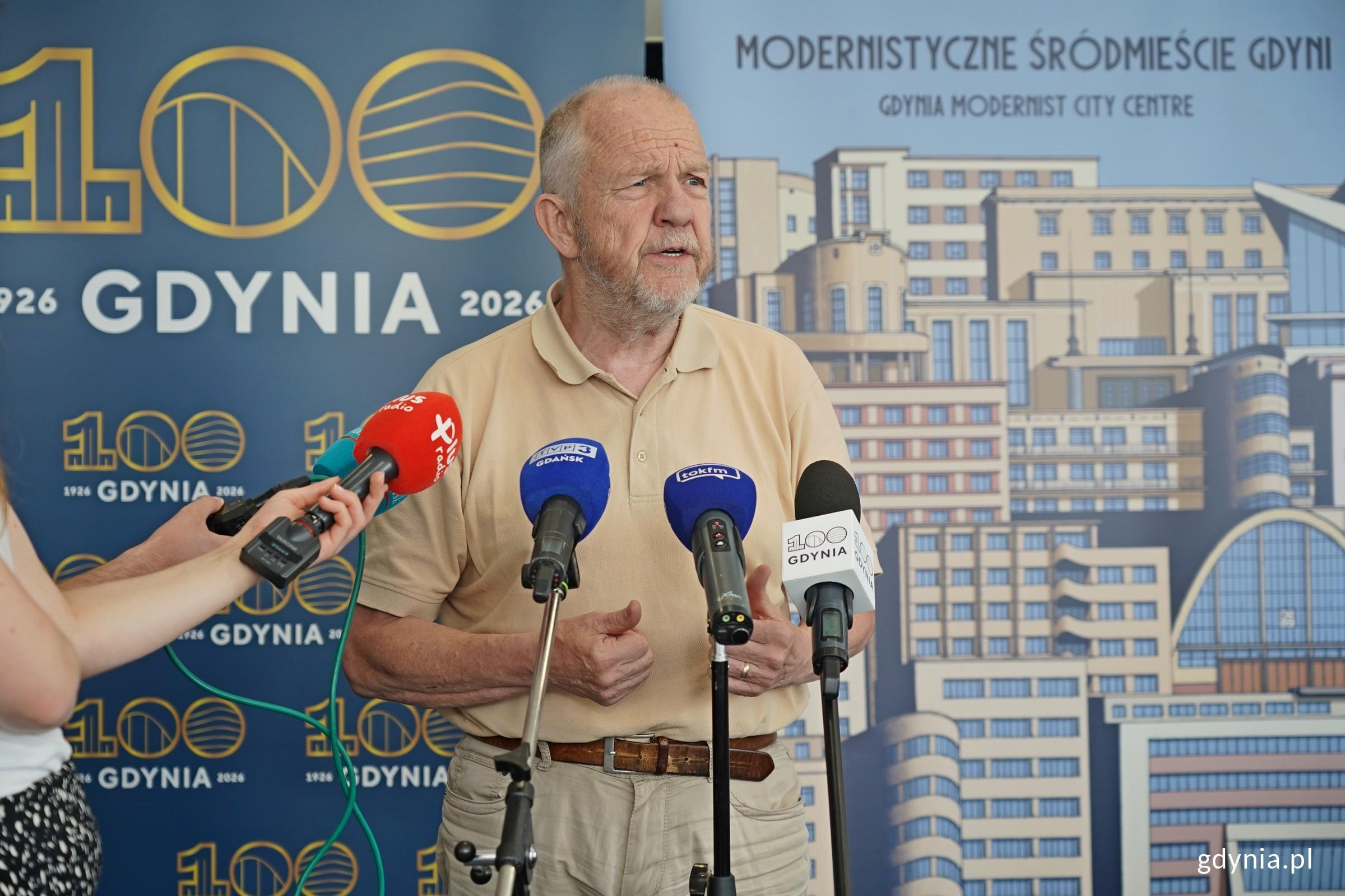 Marek Stępa &ndash; inżynier, architekt i były wiceprezydent Gdyni przemawiający podczas konferencji w Miejskiej Informacji Turystycznej (fot. Magdalena Czernek)