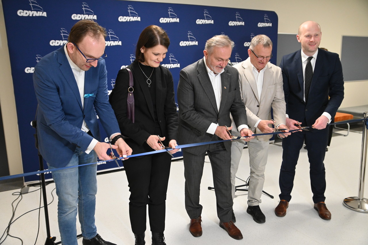 5 os&oacute;b przecina szarfę