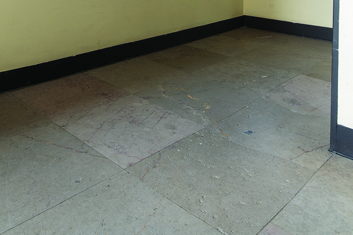 Posadzka w budynku ZUS, ob. Urząd Miasta, przy ul. 10 Lutego 24. Płyty z beżowego i r&oacute;żowego wapienia kieleckiego.