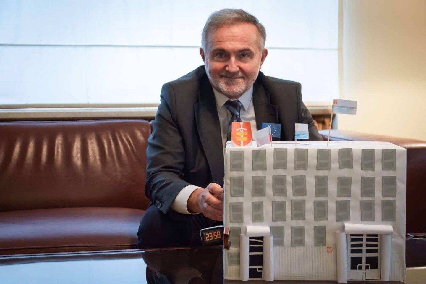Prezydent Gdyni Wojciech Szczurek z makietą Urzędu Miasta, kt&oacute;rą wykonały dzieci z Przedszkola nr 58. Fot. Sławomir Okoń