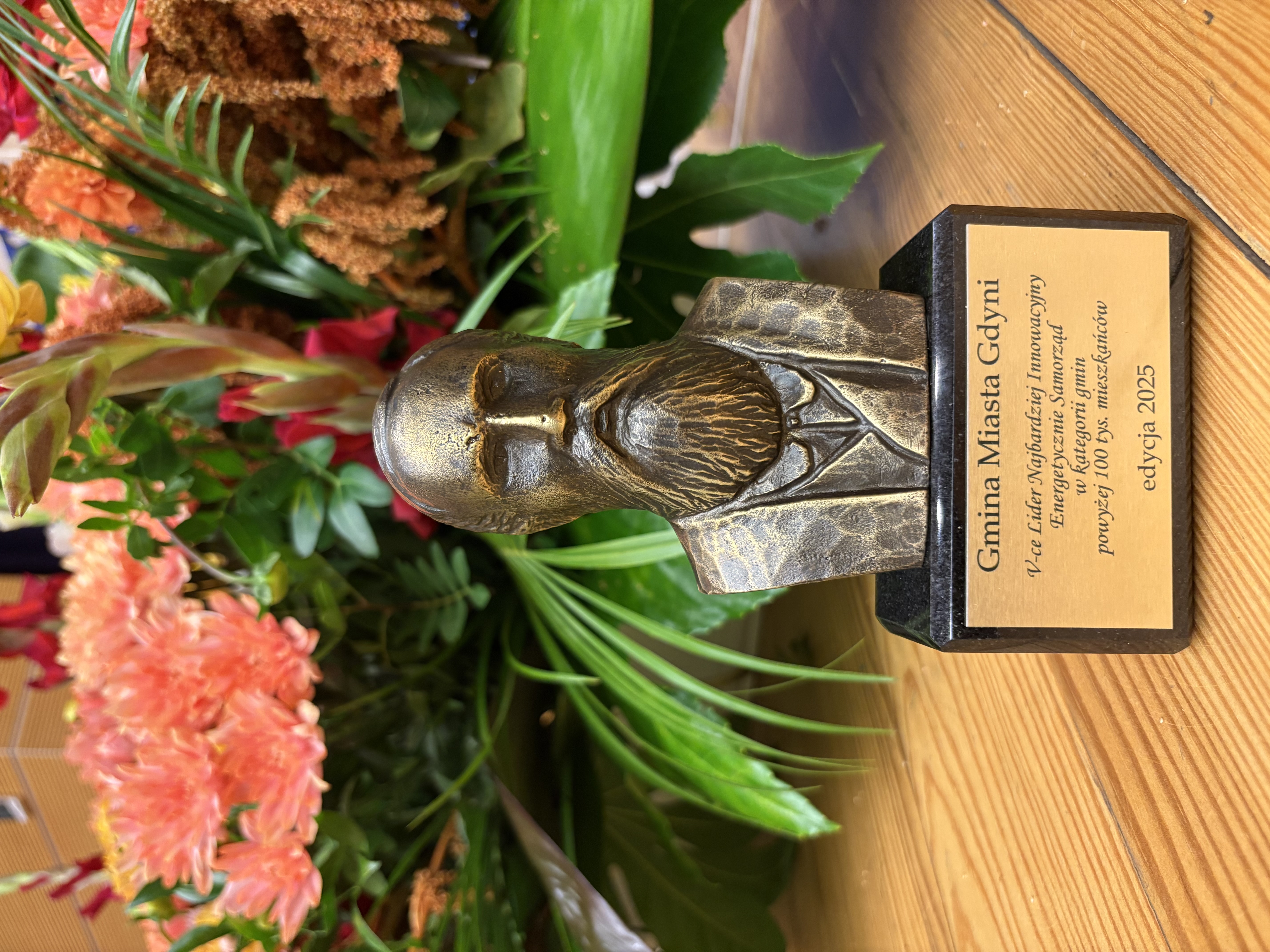 na zdjęciu statuetka