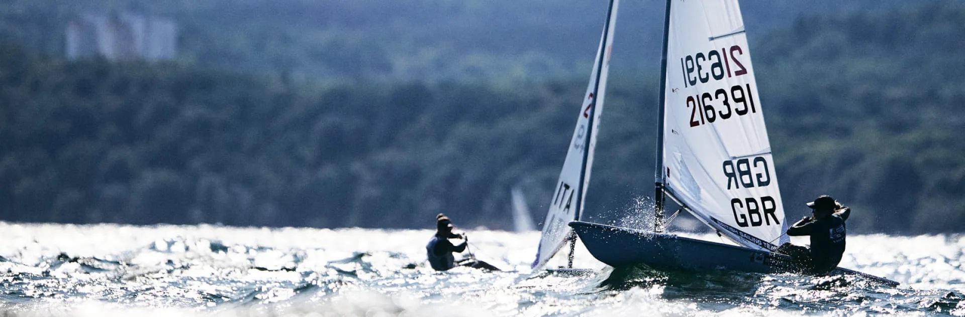 Na zdjęciu widzimy start zawodnik&oacute;w klasy Laser. Wszyscy ustawieni w linii.