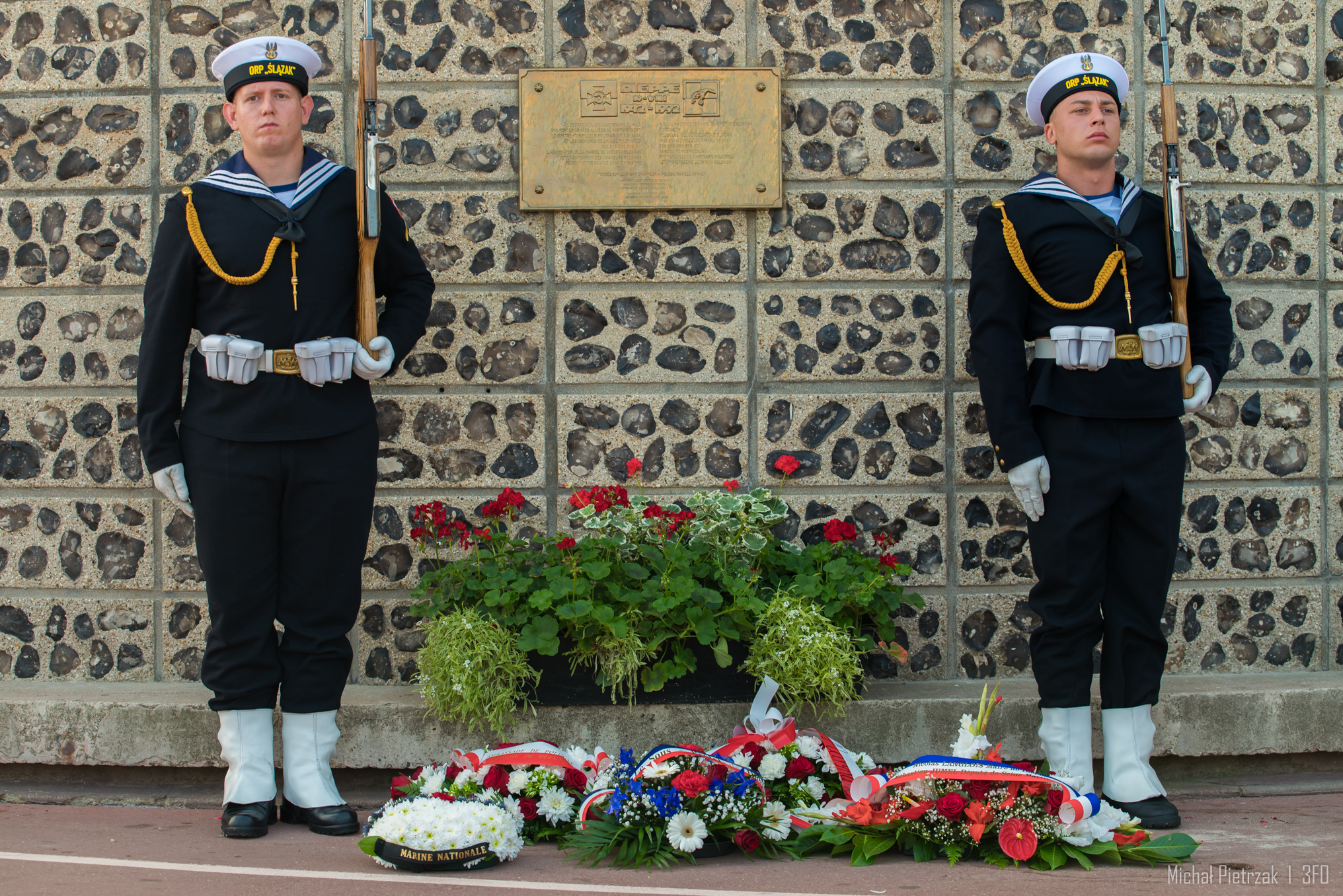 Posterunek honorowy przy tablicy upamiętniającej rajd na Dieppe // fot. bsmt Michał Pietrzak/ 3. Flotylla Okręt&oacute;w 
