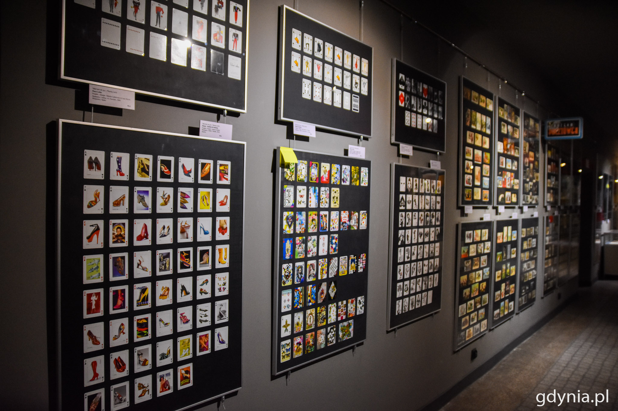 ul. Brydżowa to tysiące kart do gry i rekwizyt&oacute;w karcianych // fot. Paweł Kukla