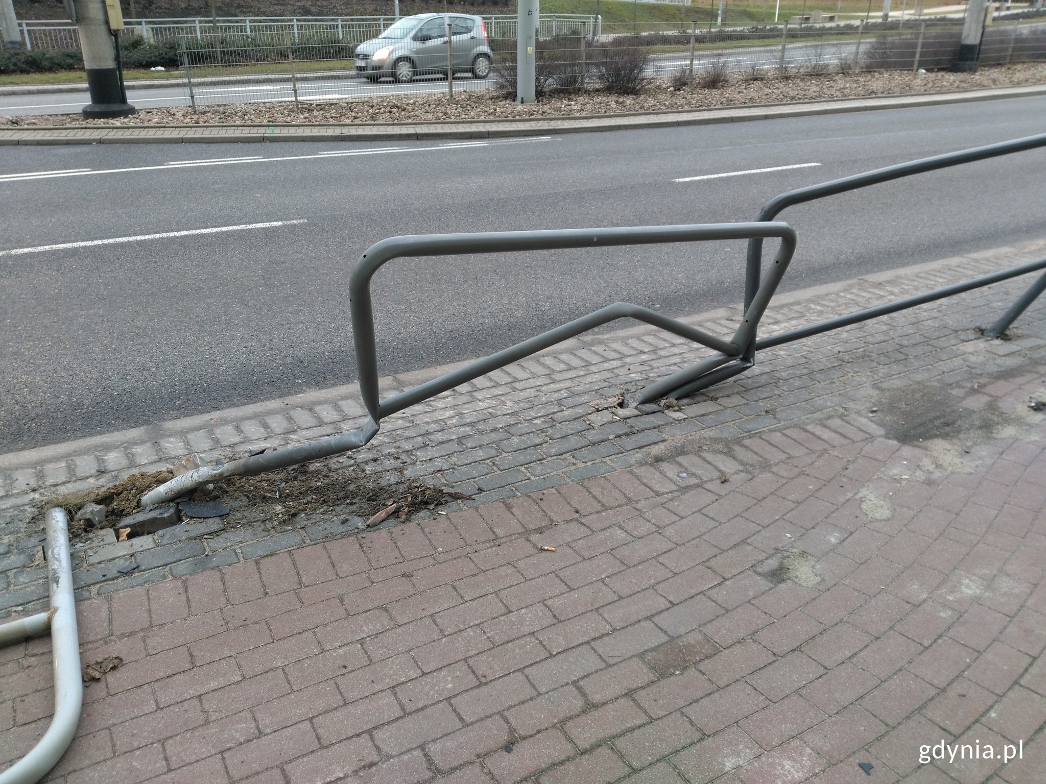 Uszkodzona barierka ul. Świętojańska.jpg/mat. pras. GCK