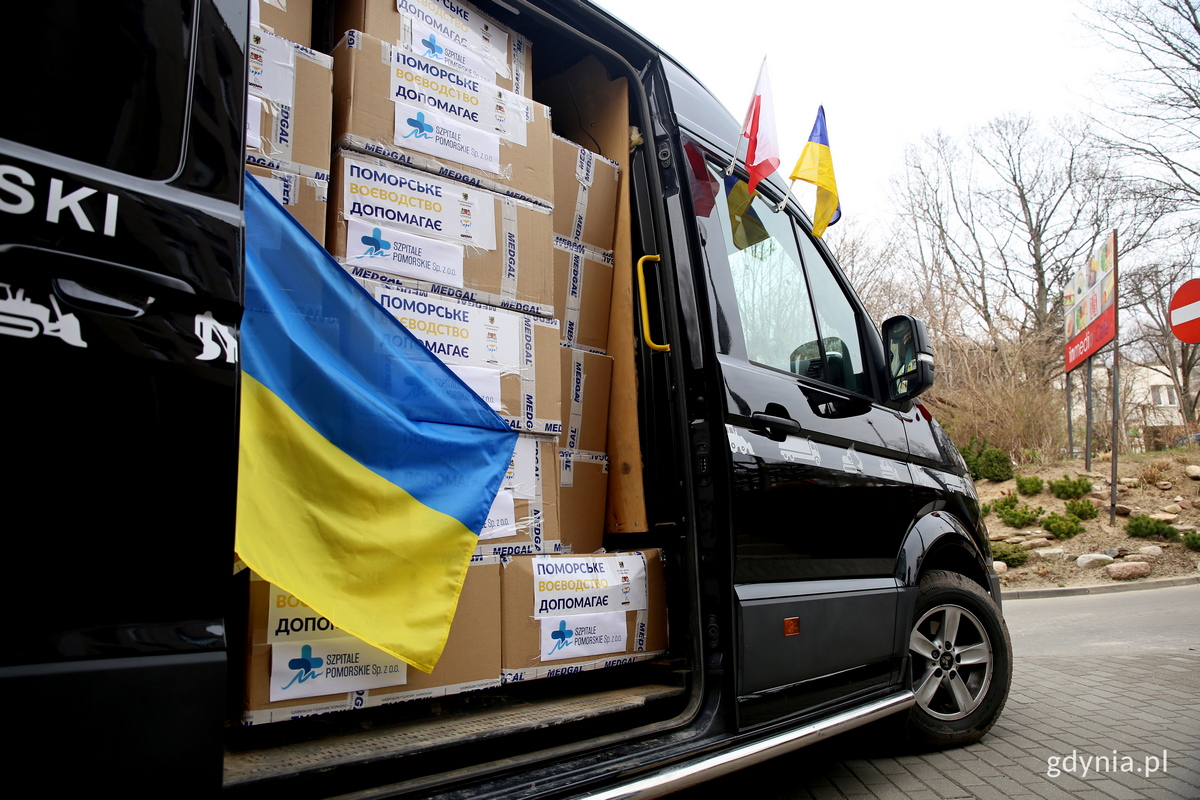 Bus, kt&oacute;rym zostanie przekazany sprzęt medyczny dla szpitala we Lwowie, fot. Przemysław Kozłowski