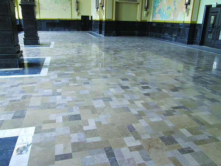 Posadzka w budynku dworca kolejowego Gdynia Gł&oacute;wna przy pl. Konstytucji 1. Mozaika z płytek z wapieni Dębnik, Morawica i Bolechowice oraz biało-r&oacute;żowego marmuru Marianna.