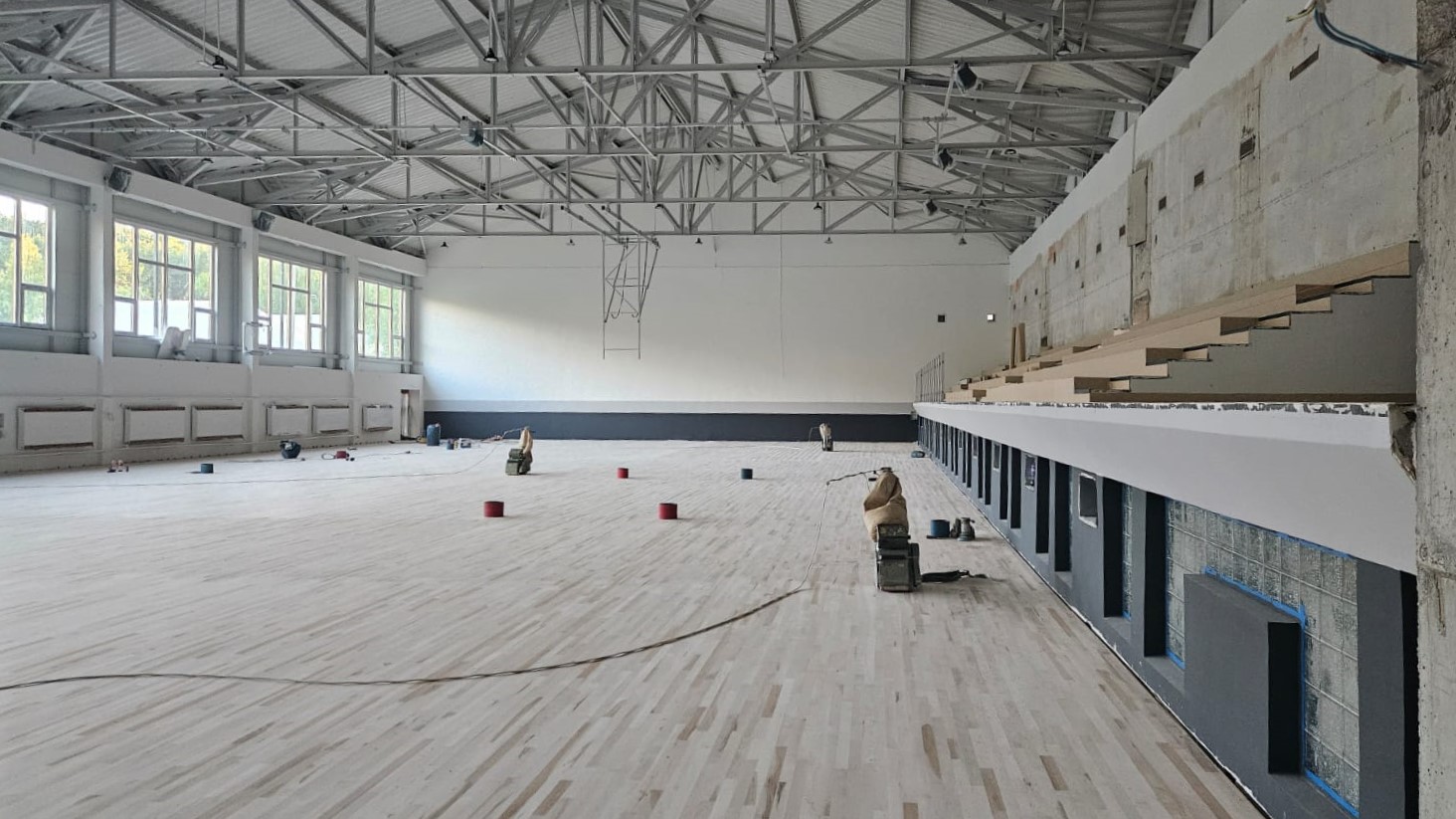 Trwa remont sali gimnastycznej przy Zespole Szkolno-Przedszkolnym nr 3 w Gdyni Dąbrowie // fot. Lechosław Dzierżak