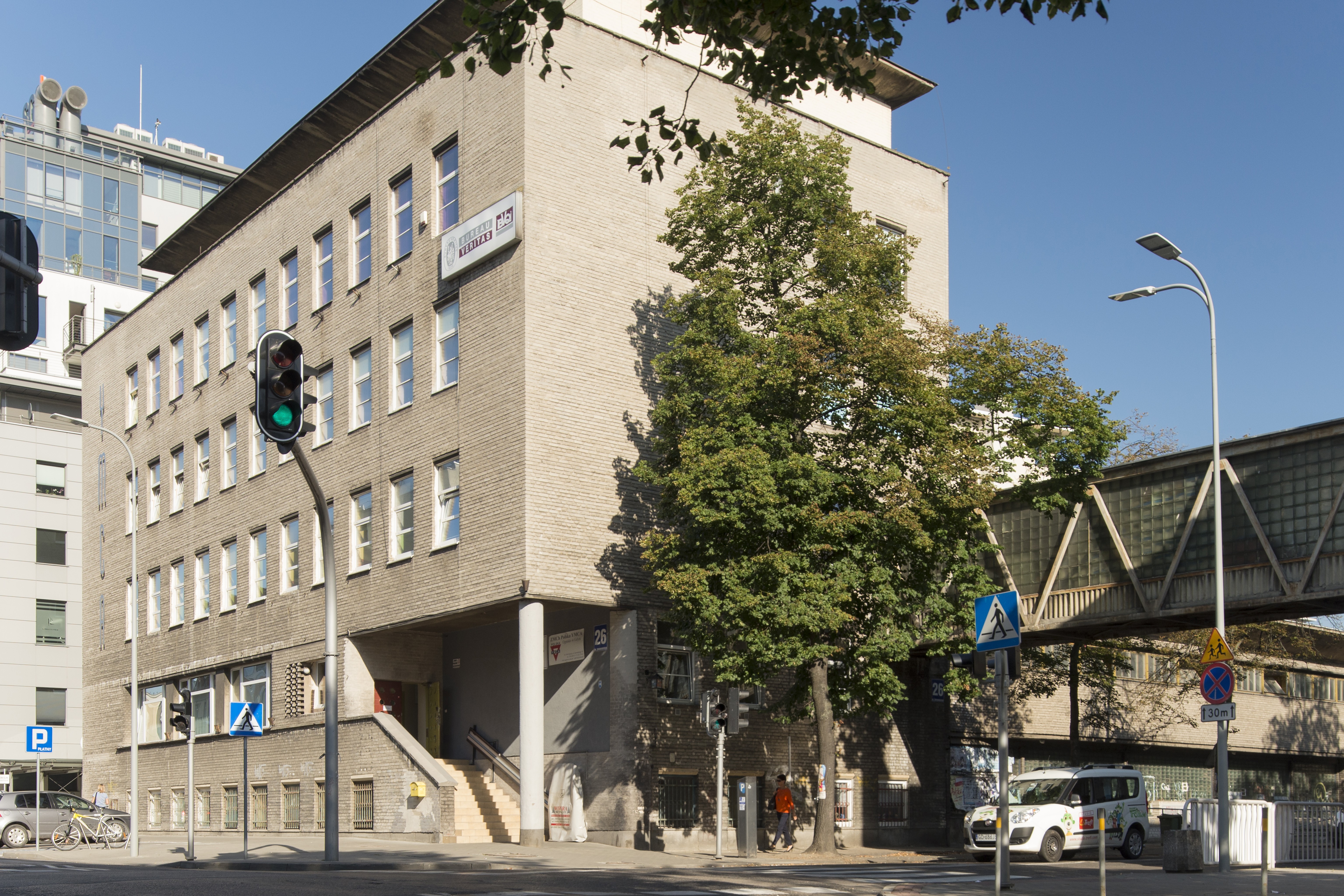 Siedziba &bdquo;Polska YMCA&rdquo; przy ul. Żeromskiego 26 z przełomu lat 40. i 50. XX 