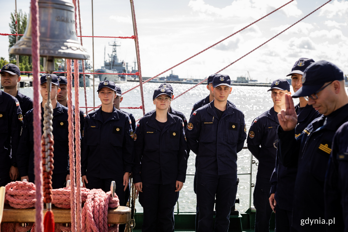 Podchorążowie na pokładzie ORP Iskra.