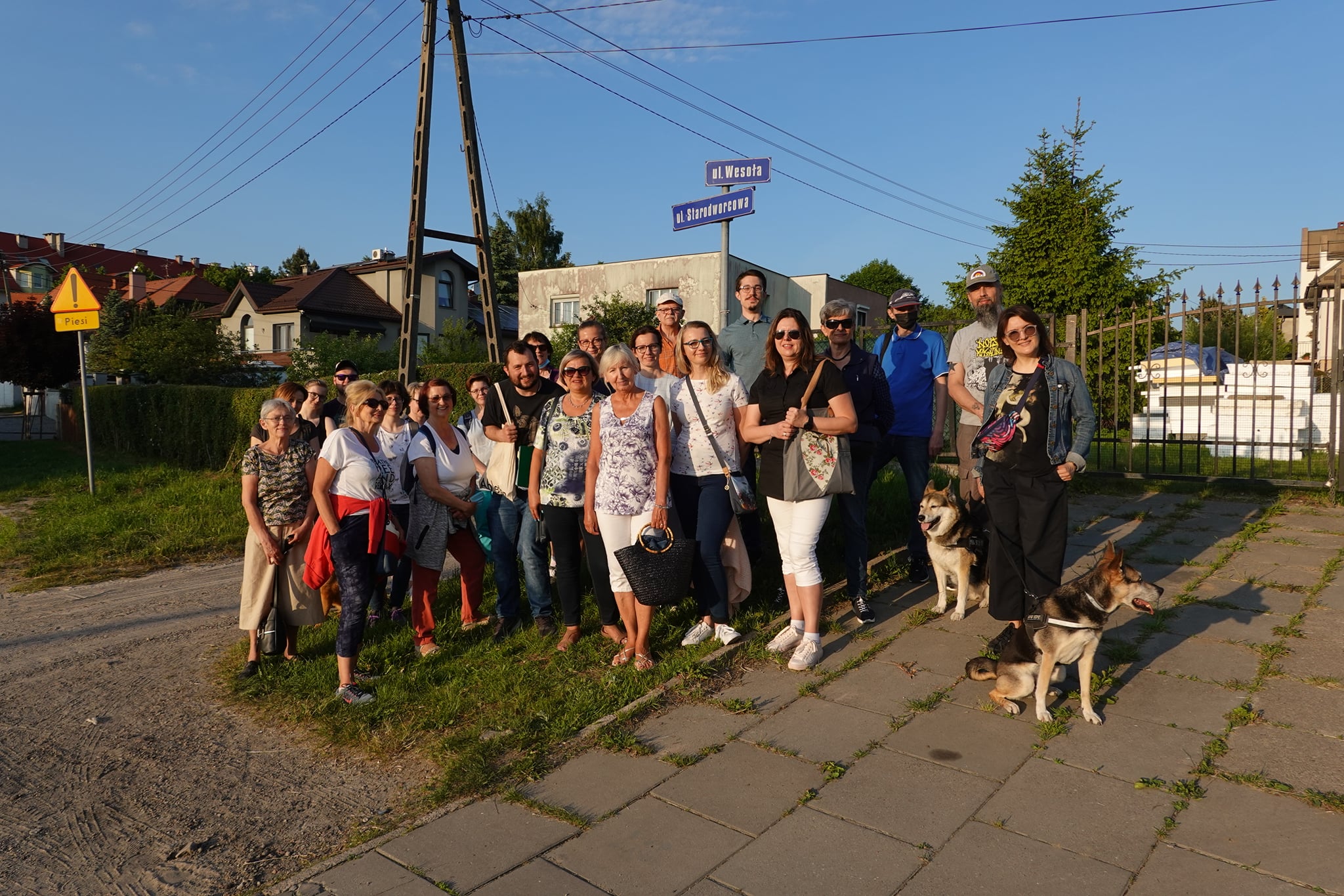 Michał Miegoń i uczestnicy spaceru Inne Szlaki. Źr&oacute;dło: Inne Szlaki