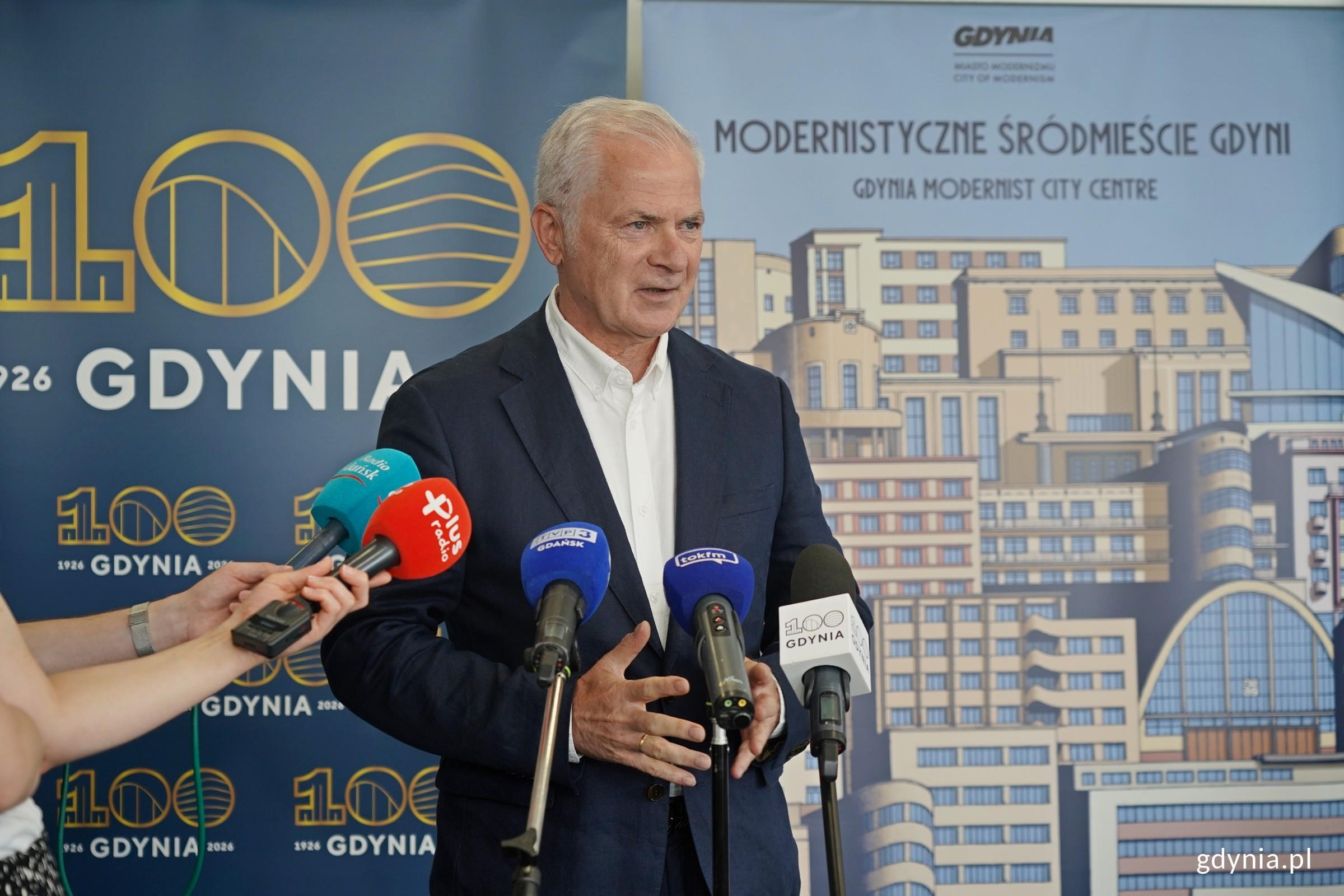 Senator Sławomir Rybicki przemawiający podczas konferencji w Miejskiej Informacji Turystycznej (fot. Magdalena Czernek)
