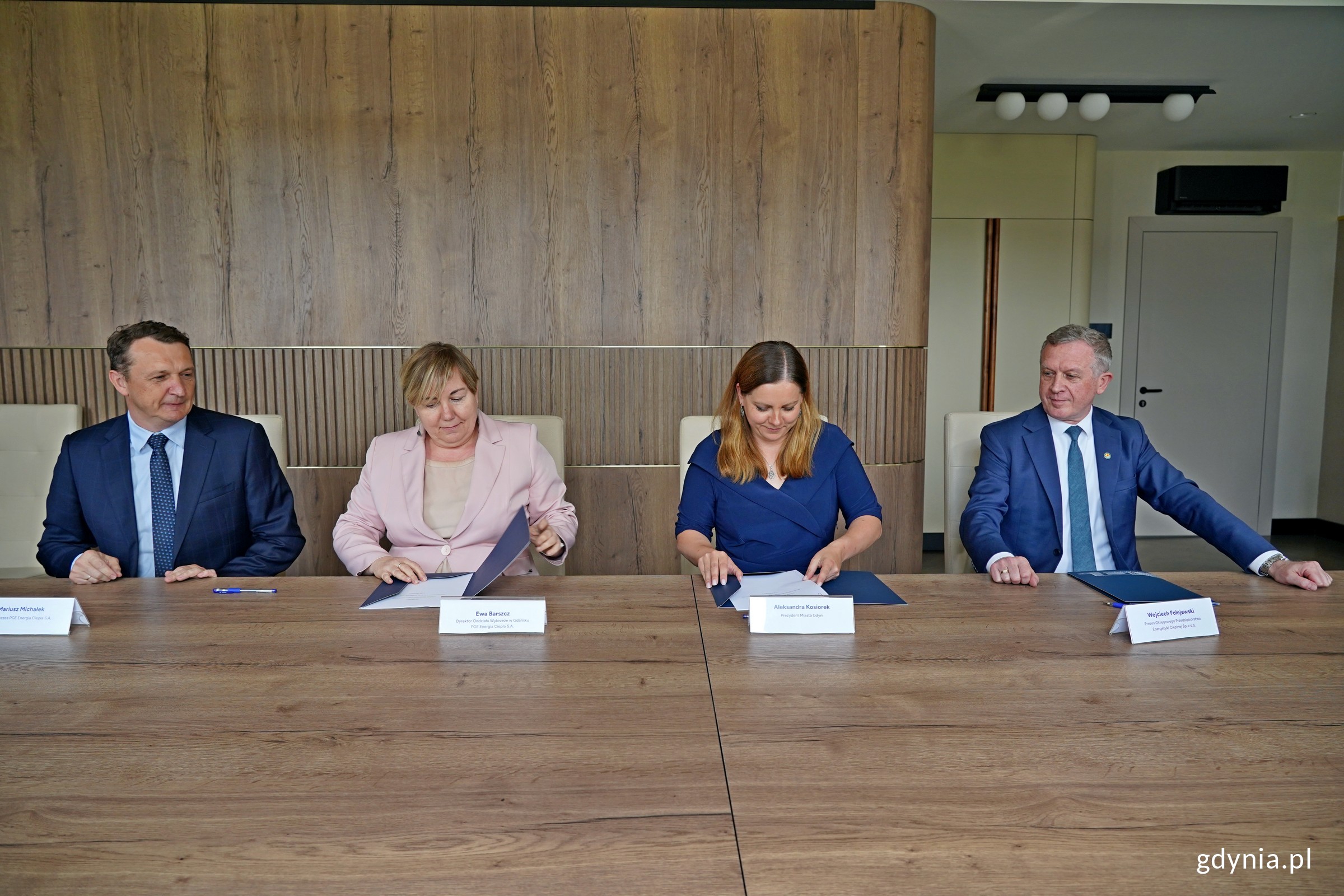 Od prawej: Wojciech Folejewski &ndash; prezes zarządu sp&oacute;łki OPEC, prezydent Gdyni Aleksandra Kosiorek, Ewa Barszcz &ndash; dyrektor oddziału Wybrzeże PGE Energia Ciepła w Gdańsku i Mariusz Michałek &ndash; wiceprezes zarządu PGE Energia Ciepła podczas podpisywania listu intencyjnego ws. dekarbonizacji (fot. Magdalena Czernek)