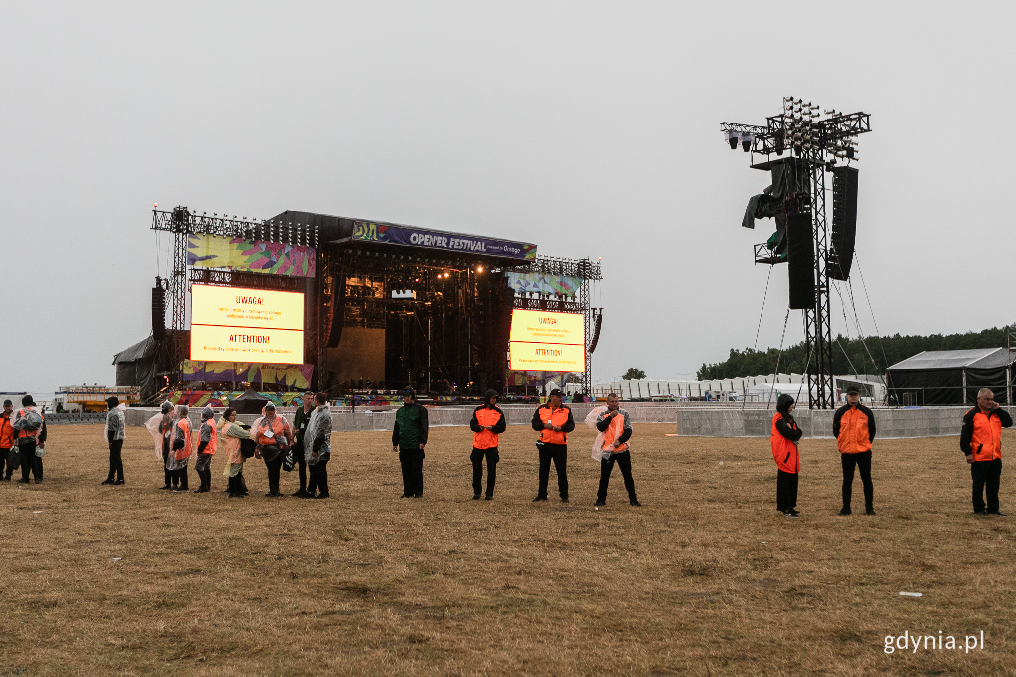 Ewakuacja terenu festiwalu // fot. Karol Stańczak