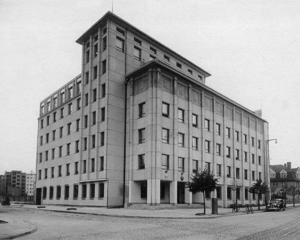 Archiwalne zdjęcie Domu Bawełny z lat 30. ubiegłego wieku (źr&oacute;dło: www.modernizmgdyni.pl)