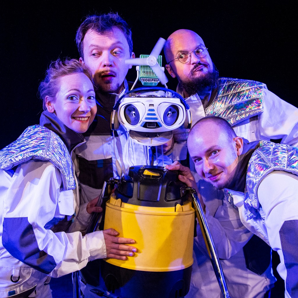 Aktorzy w strojach kosmonaut&oacute;w w spektaklu &bdquo;Dlaczego nie lecimy do gwiazd?&rdquo;