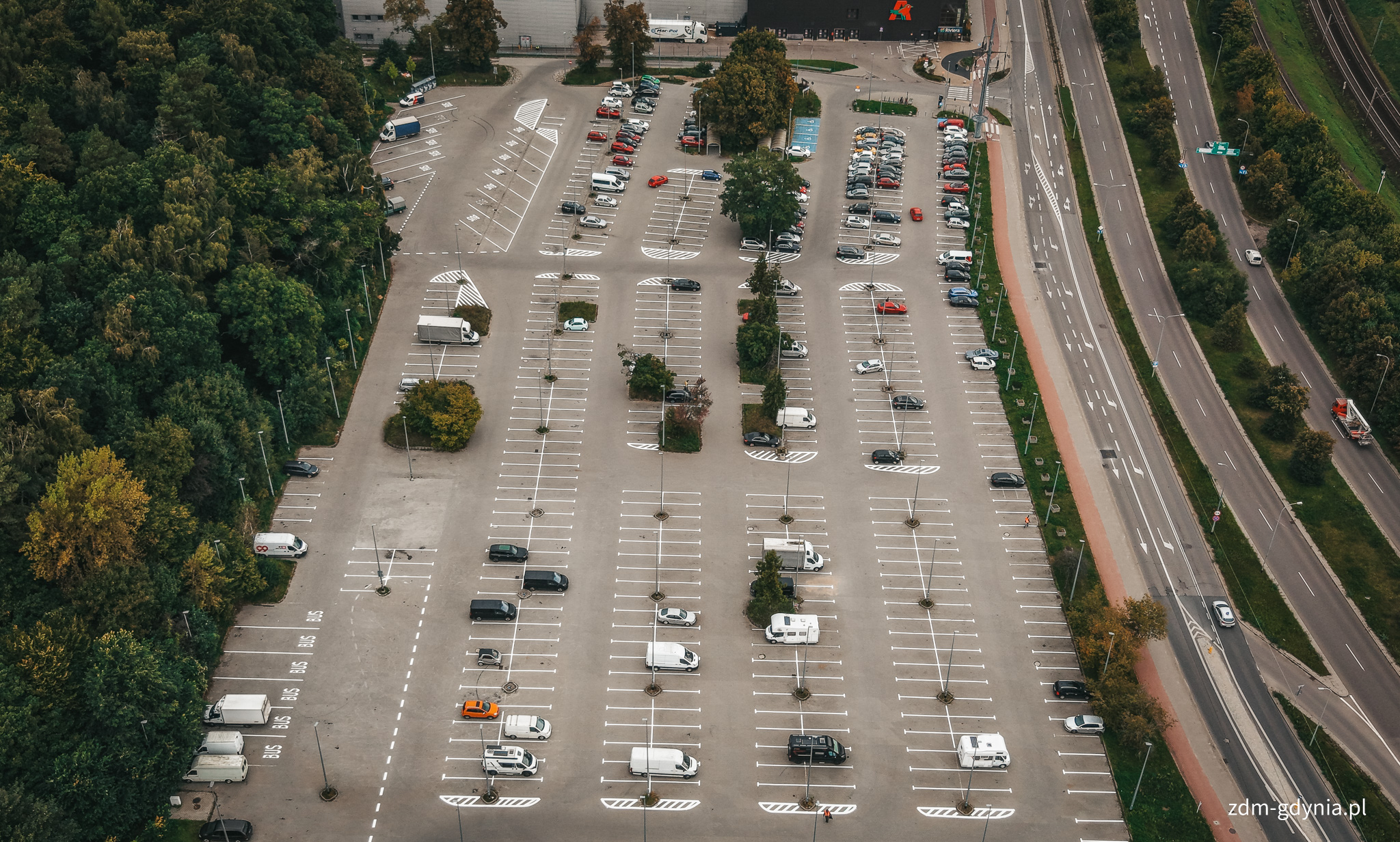Odnowionie oznakowanie poziome parkingu przy CH Riviera (fot. Marcin Mielewski, Zarząd Dr&oacute;g Miejskich)