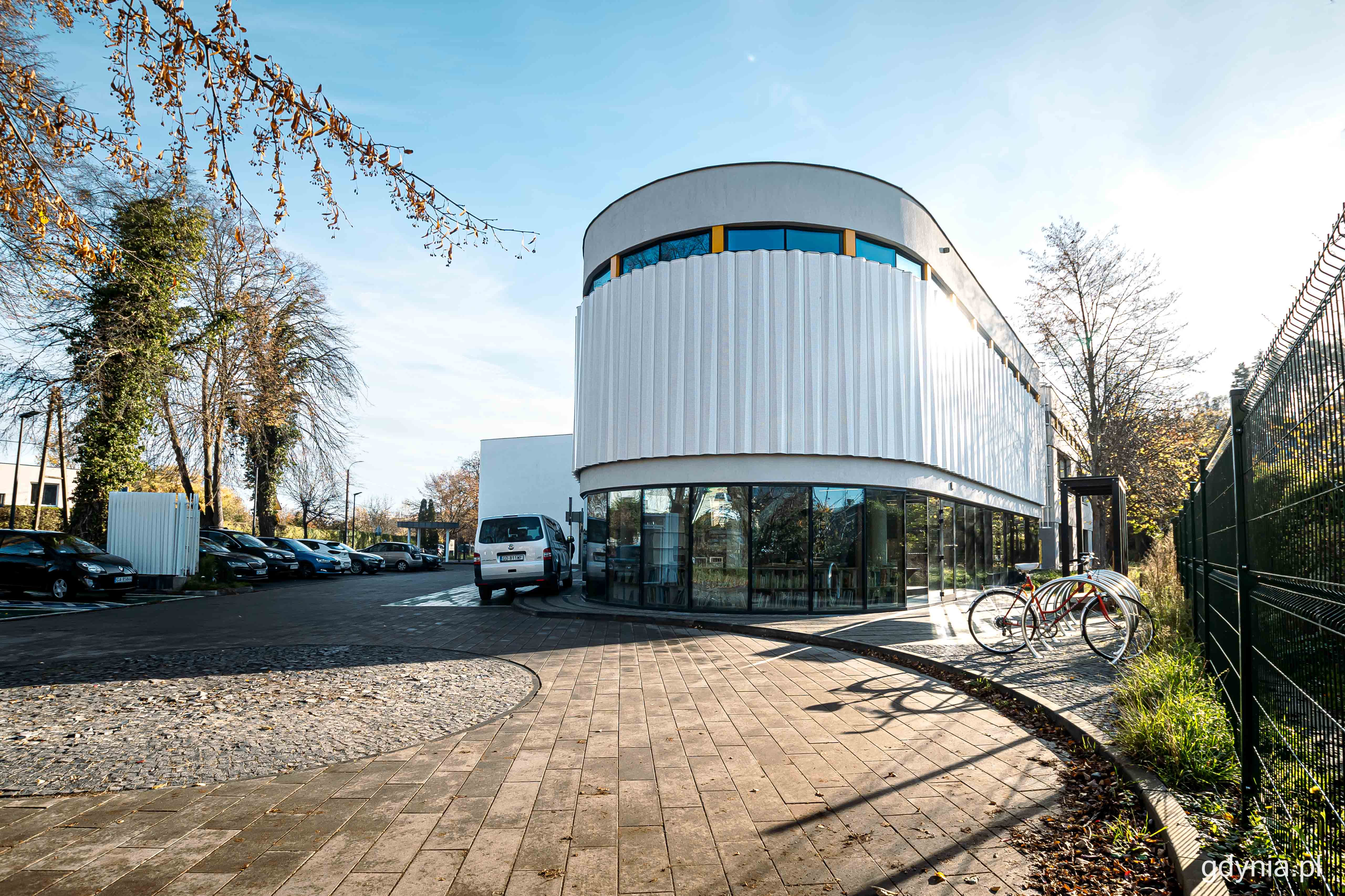 Przestrzeń wok&oacute;ł nowego budynku przy ul. Łowickiej - parking, miejsca dla rower&oacute;w i letniej czytelni, fot. Kamil Złoch