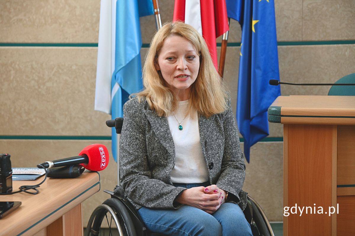 Magdalena Kostrzewska udzielająca wypowiedzi podczas konferencji w sali Rady Miasta Gdyni