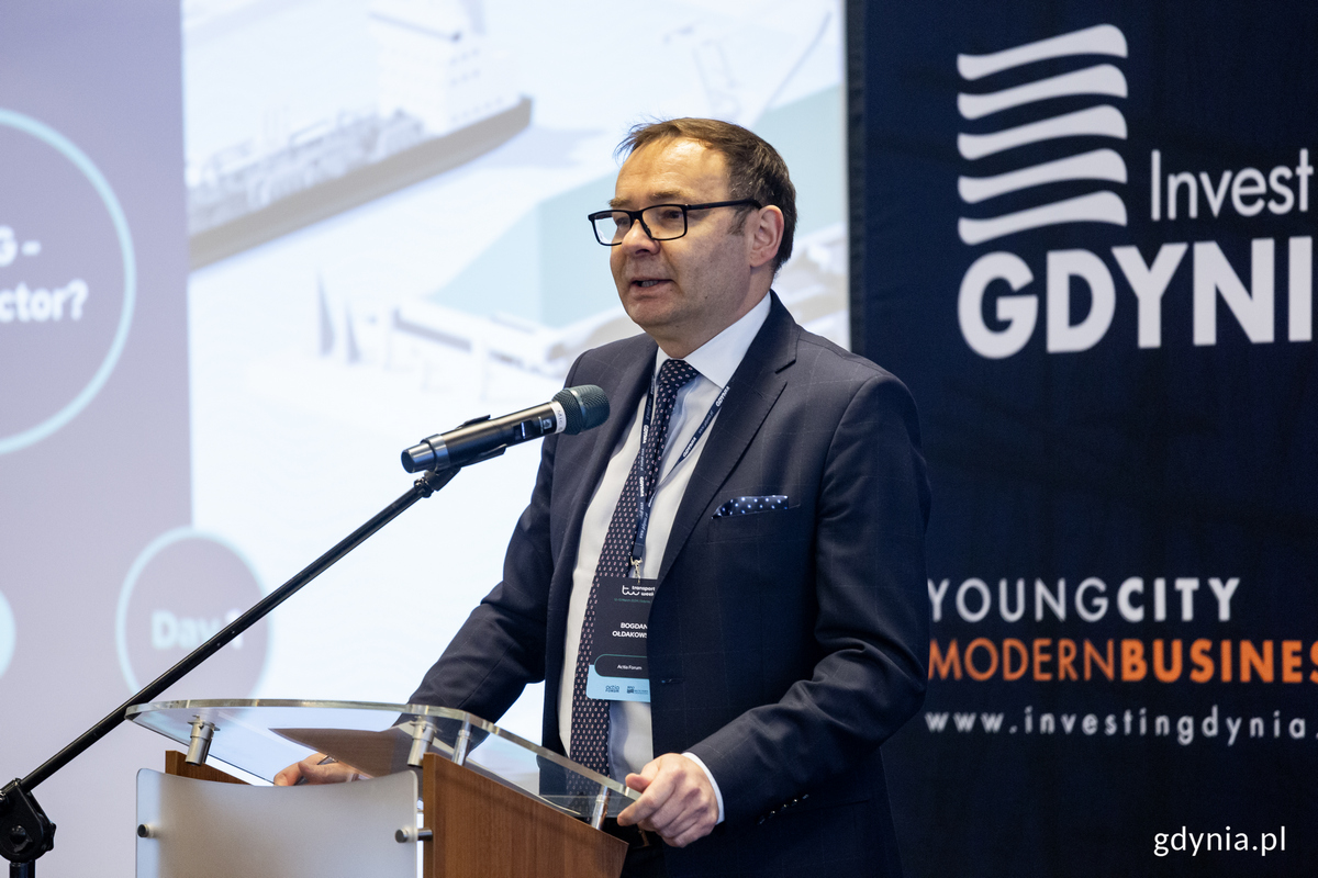 Mężczyzna na m&oacute;wnicy.