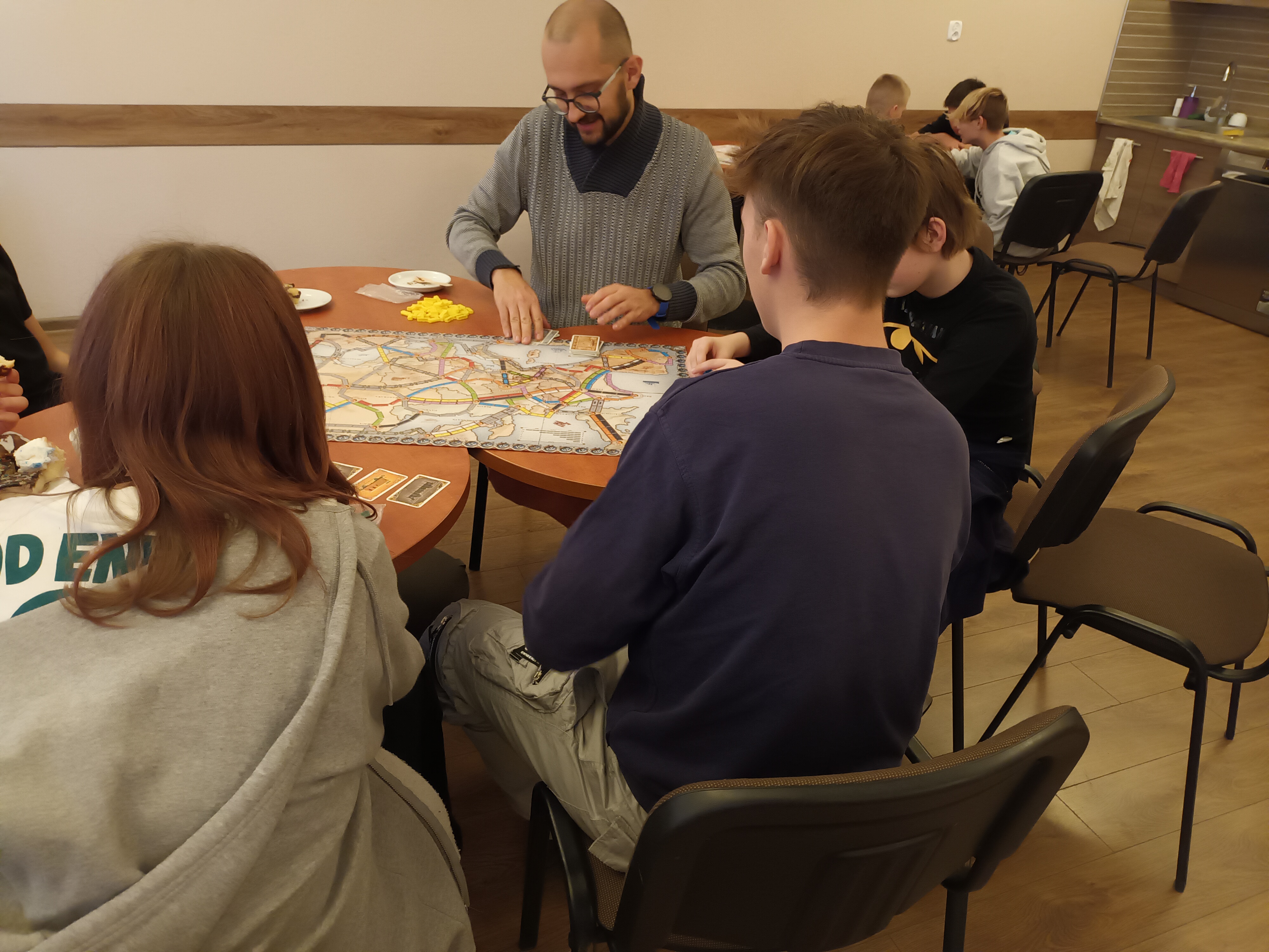 Grupa os&oacute;b przy grze planszowej 