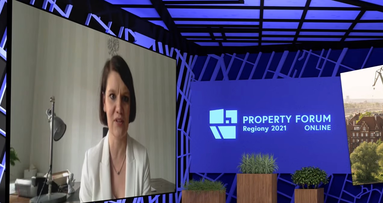 Katarzyna Gruszecka-Spychała, wiceprezydent Gdyni podczas rozmowy z Grażyną Kuryłło - dziennikarką PropertyNews.pl // screen z konferencji Property Forum Online - Regiony