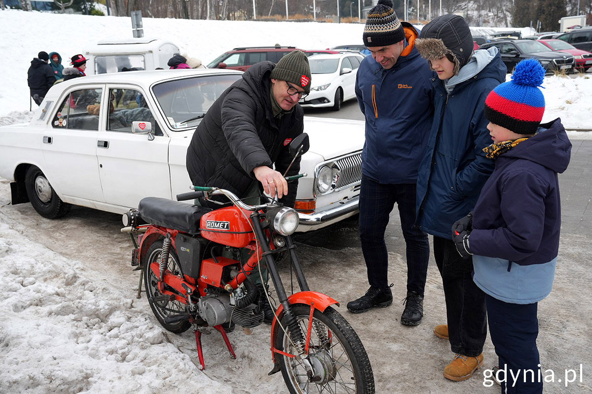 Zabytkowe motocykle i samochody na Skwerze Arki Gdynia (fot. Mirosław Pieślak)
