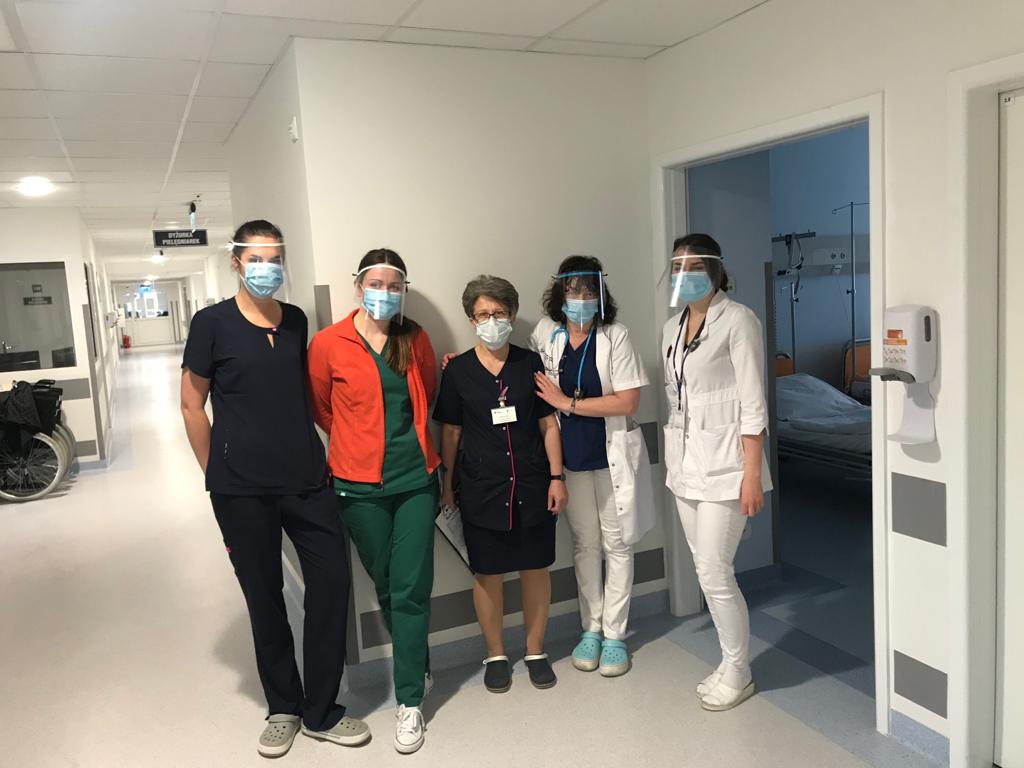 Załoga Szpitala Morskiego w Redłowie z przyłbicami od licealist&oacute;w, fot. facebook.com/ratujemyzyciaw3d