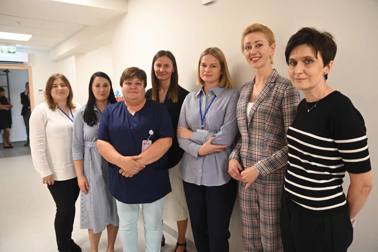 Uroczyste otwarcie Pomorskiego Onkologicznego Centrum Wsparcia Badań Klinicznych w Szpitalu Morskim im. PCK w Gdyni. Na zdjęciu od prawej: Magdalena Grzegorek, dyrektor ds. finansowych "Szpitali Pomrskich", Agnieszka Kapała-Sokalska z Zarządu Wojew&oacute;dztwa Pomorskiego, koordynatorki badań klinicznych oraz kadra szpitala.