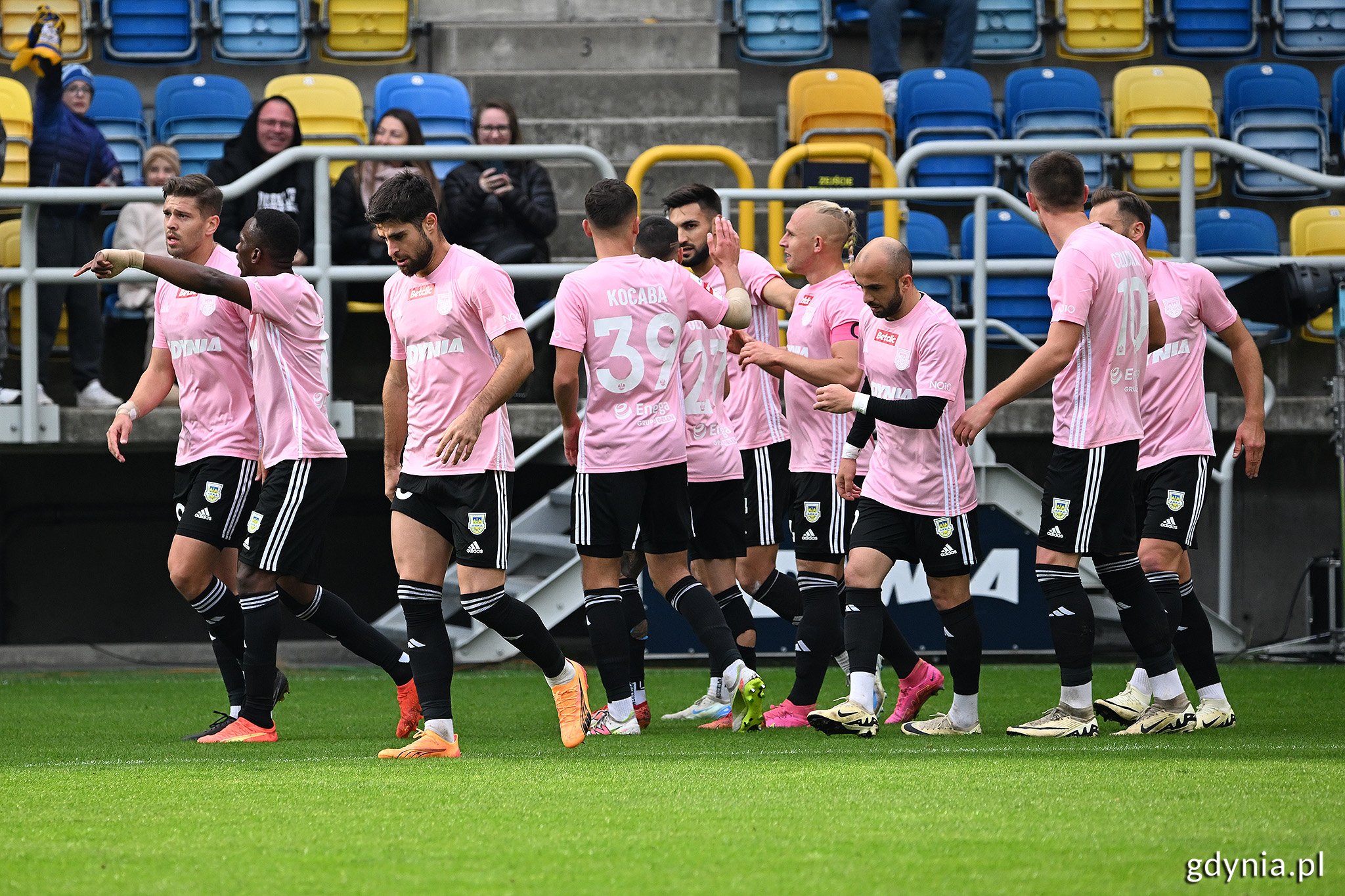 Piłkarze Arki Gdynia podczas r&oacute;żowego meczu (fot. Michał Puszczewicz)