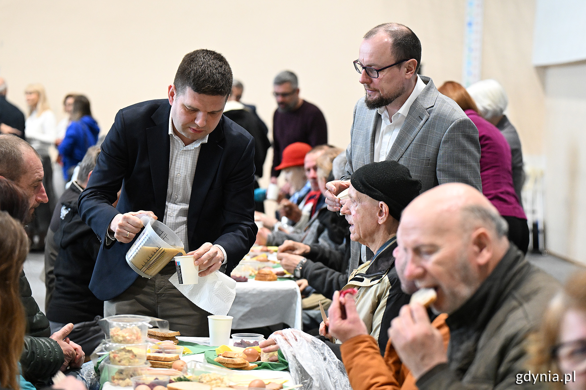 Wiceprezydent Maciej Zielonka i Mariusz Bzdęga, dyrektor zarządzający ds. kultury i aktywności mieszkańc&oacute;w rozdają świąteczny żurek