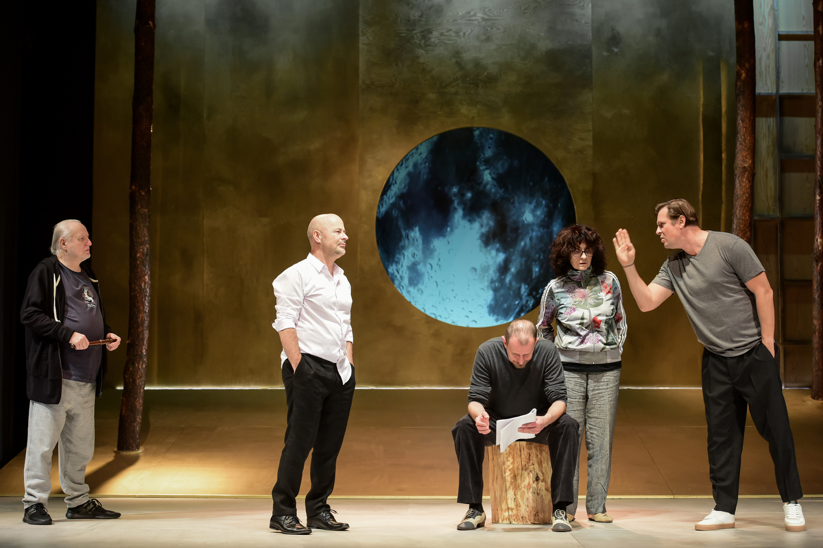 Zdjęcie z pr&oacute;by spektaklu &bdquo;Sen nocy letniej&rdquo; w Teatrze Miejskim. Scena zbiorowa // fot. Roman Jocher