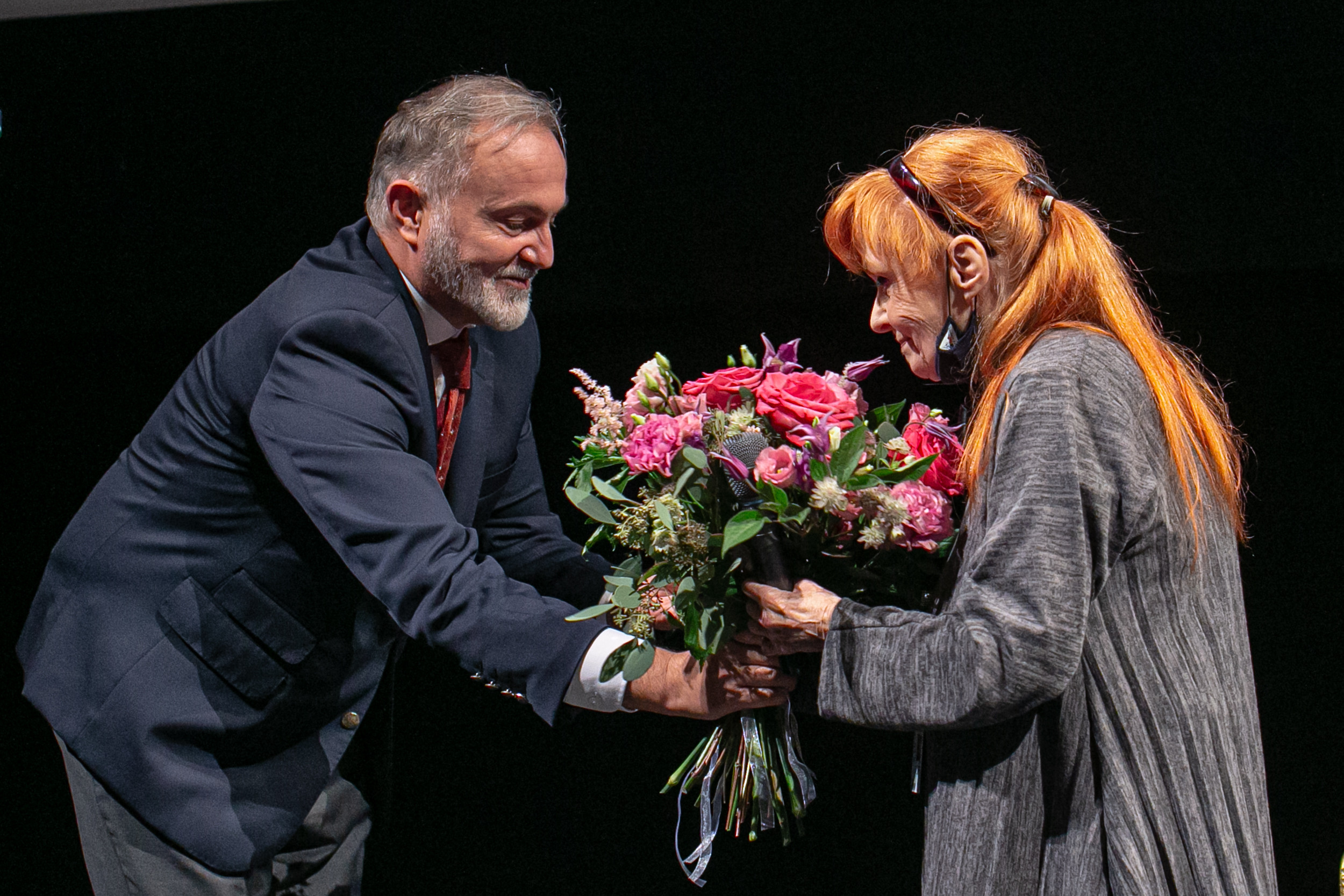 Prezydent Gdyni Wojciech Szczurek wręcza kwiaty aktorce Barbarze Krafft&oacute;wnie po pokazie dokumentu z jej udziałem // fot. Krzysztof Mystkowski