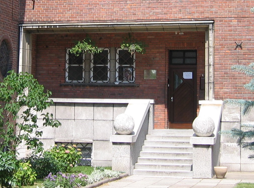 Wejście do klasztoru franciszkan&oacute;w z lat 30. XX w. na Wzg&oacute;rzu św. Maksymiliana z drzwiami w podcieniu 