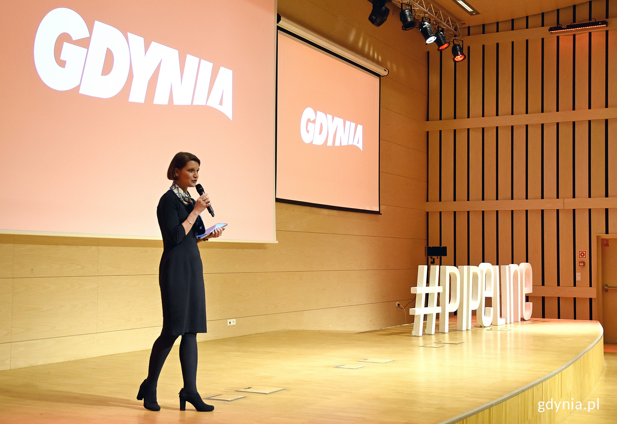 Katarzyna Gruszecka-Spychała, wiceprezydent Gdyni ds. gospodarki powitała uczestnik&oacute;w, fot. Kamil Złoch