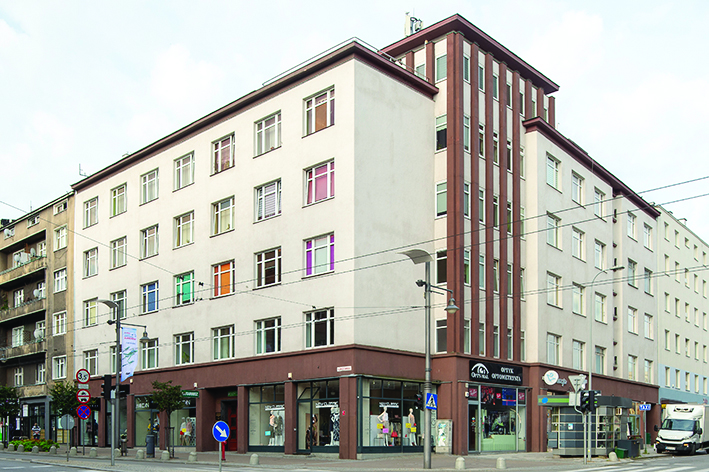 Kamienica firmy &bdquo;Paged&rdquo; przy ul. Świętojańskiej 44, czerwonym piaskowcem obłożono elewacje parteru od strony ulic Świętojańskiej i Armii Krajowej.