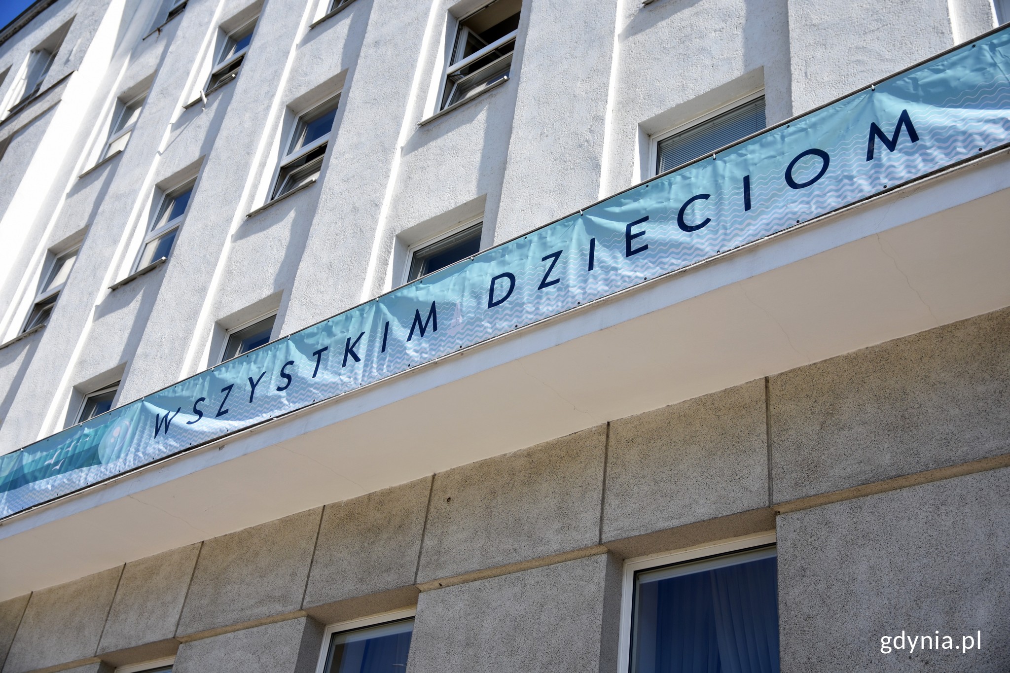 Na gmachu Urzędu Miasta Gdyni wywieszono baner z życzeniami dla dzieci. / fot. Paweł Kukla