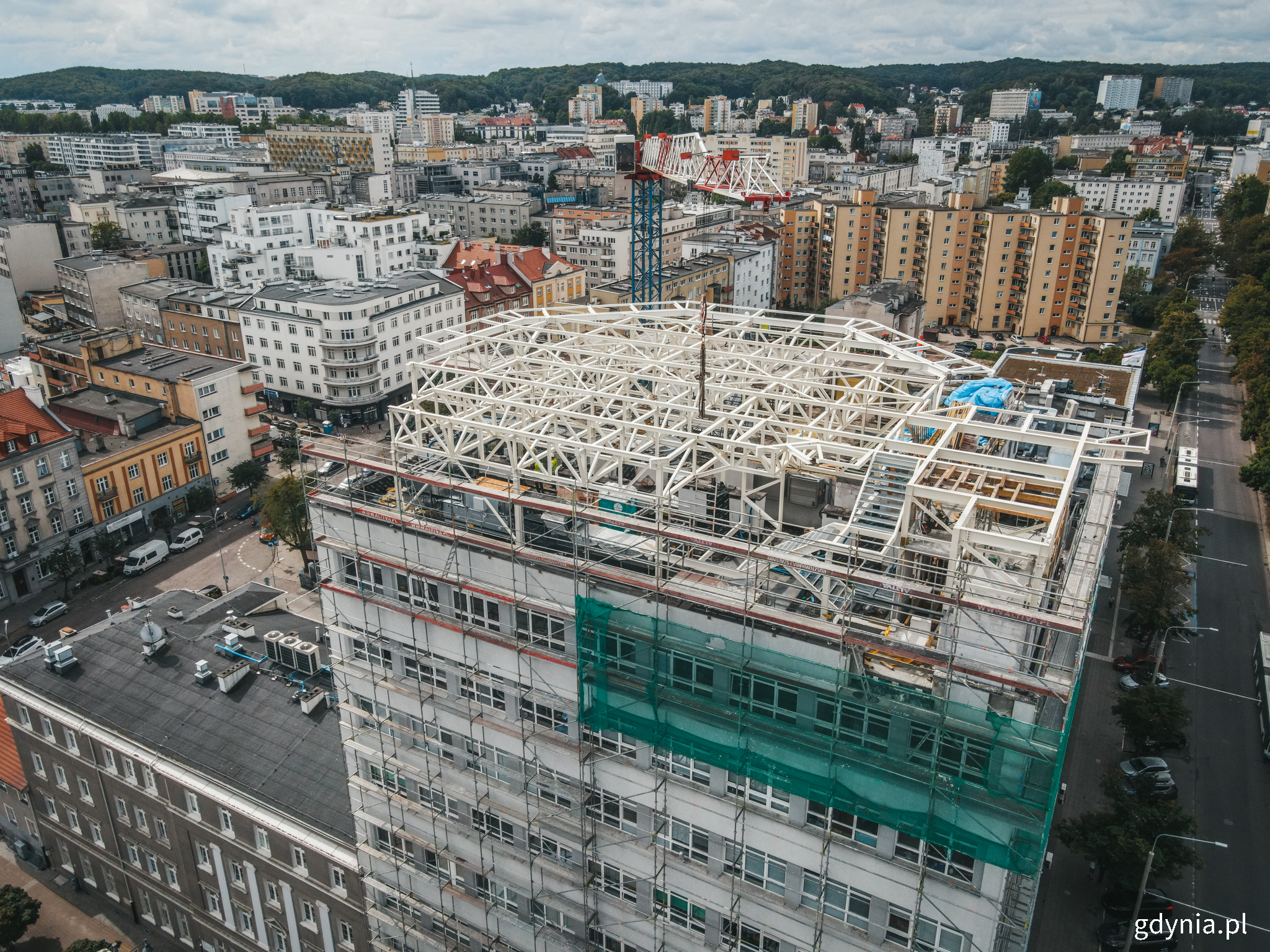 Na dachu Szpitala św. Wincentego a Paulo w Gdyni powstaje wyniesione lądowisko dla śmigłowc&oacute;w ratunkowych. Na zdjęciu widać stalową konstrukcję, na kt&oacute;rej będzie oparta płyta lądowiska // fot. Marcin Mielewski