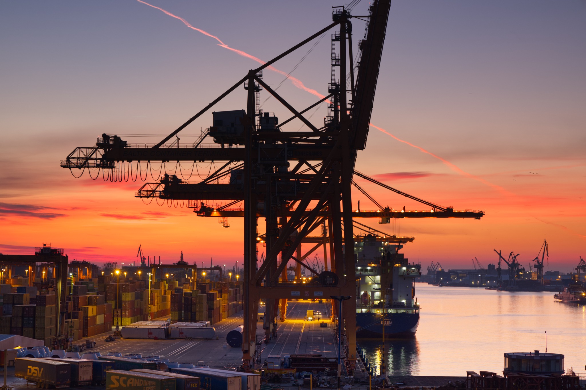 Spotkanie autorskie z oprowadzaniem kuratorskim po wystawie LUDZIE \ MIASTO \ PORT