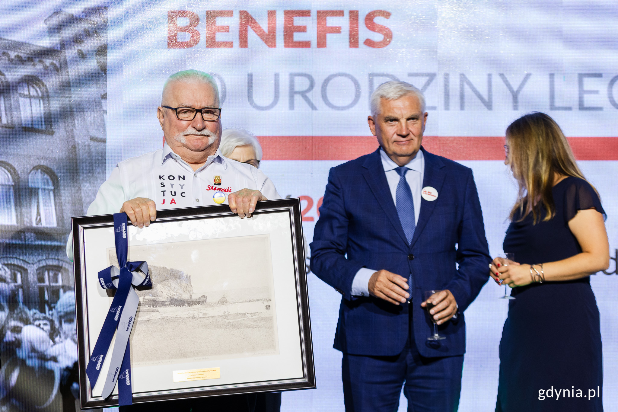 Lech Wałęsa z  grafiką autorstwa Wojciecha Kostiuka, kt&oacute;rą otrzymał od prezydenta Gdyni Wojciecha Szczurka. Z tyłu: Tadeusz Truskolaski - prezydent Białegostoku