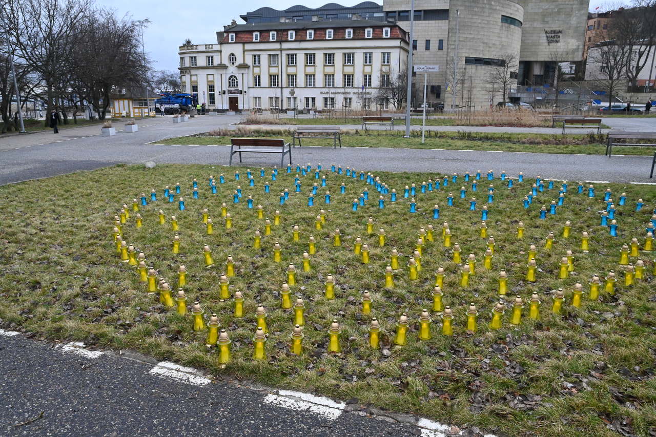 Serce ze zniczy dla Ukrainy w rocznicę wybuchu wojny. fot. Zygmunt Gołab