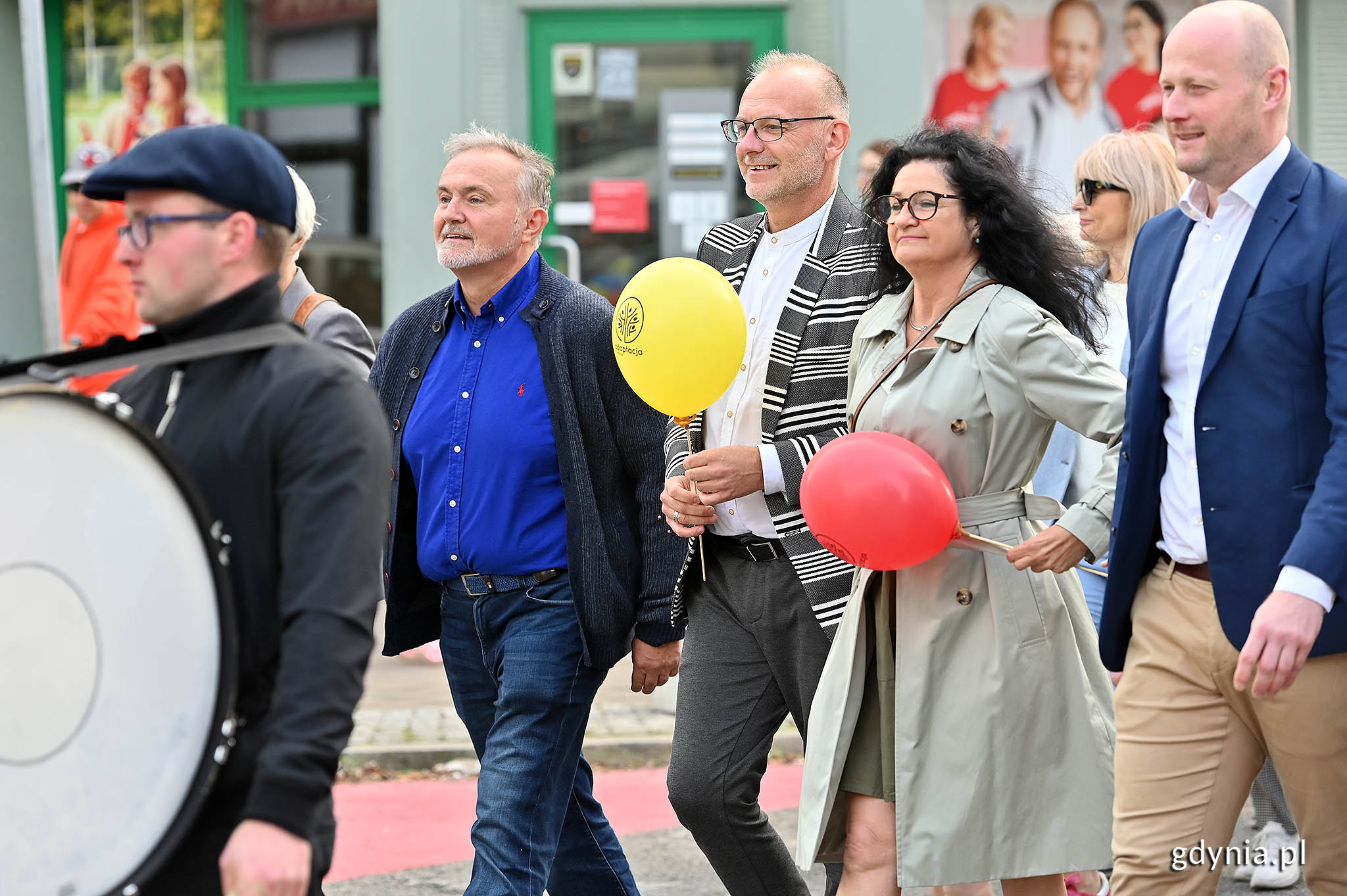 W przemarszu w ramach V Pomorskiego Dnia Seniora wzięli udział m.in. (od lewej): prezydent Gdyni Wojciech Szczurek, wiceprezydent Michał Guć z żoną Iwoną oraz wiceprezydent Bartosz Bartoszewicz // fot. Michał Puszczewicz 