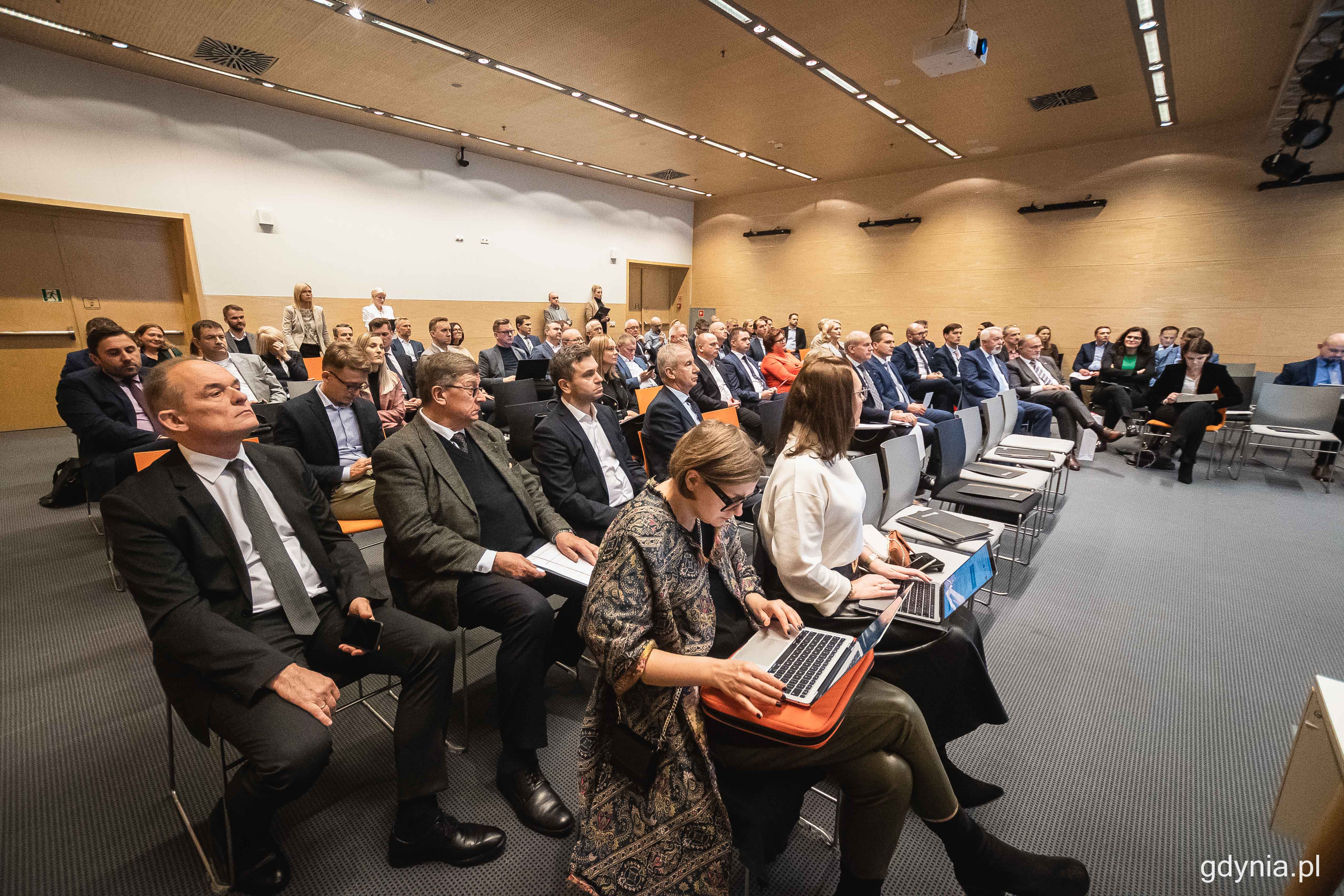 Samorządowcy z obszaru tr&oacute;jmiejskiej aglomeracji podczas walnego zgromadzenia członk&oacute;w OMGGS w PPNT Gdynia, fot. Kamil Złoch