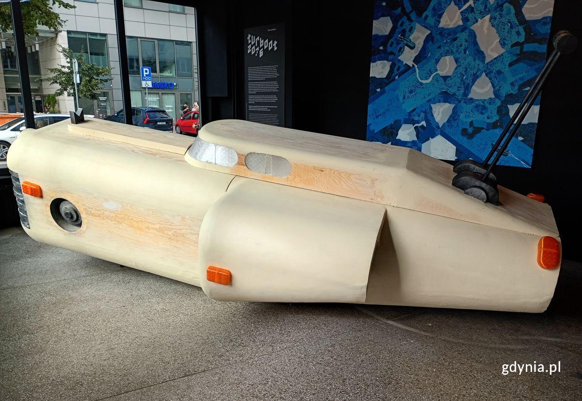 Turboot - futurystyczne dzieło sztuki z galerii przy ul. Świętojańskiej 1 w Gdyni