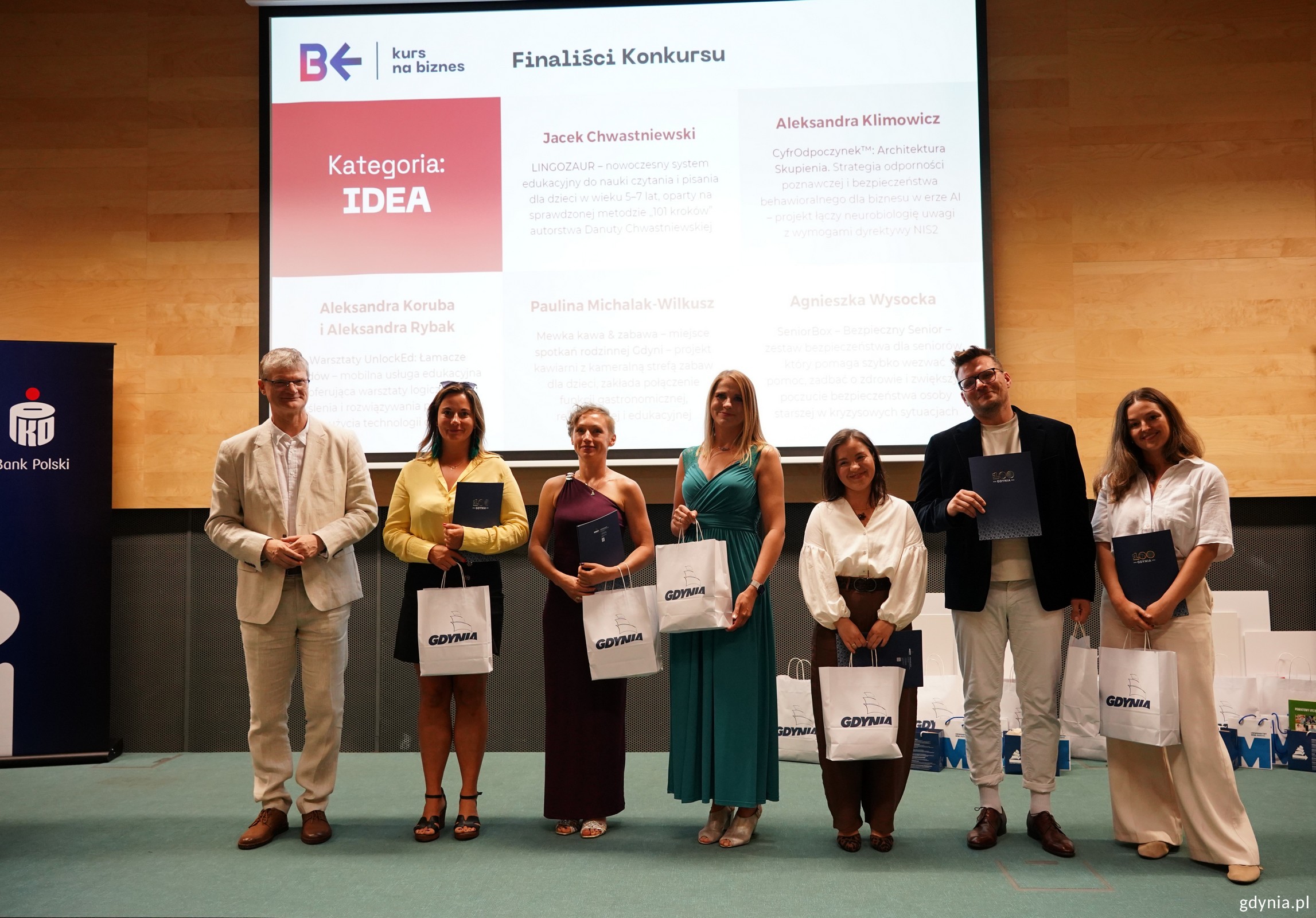 Laureaci i finaliści konkursu w kategorii Idea w towarzystwie m.in. wiceprezydenta Rafała Geremka